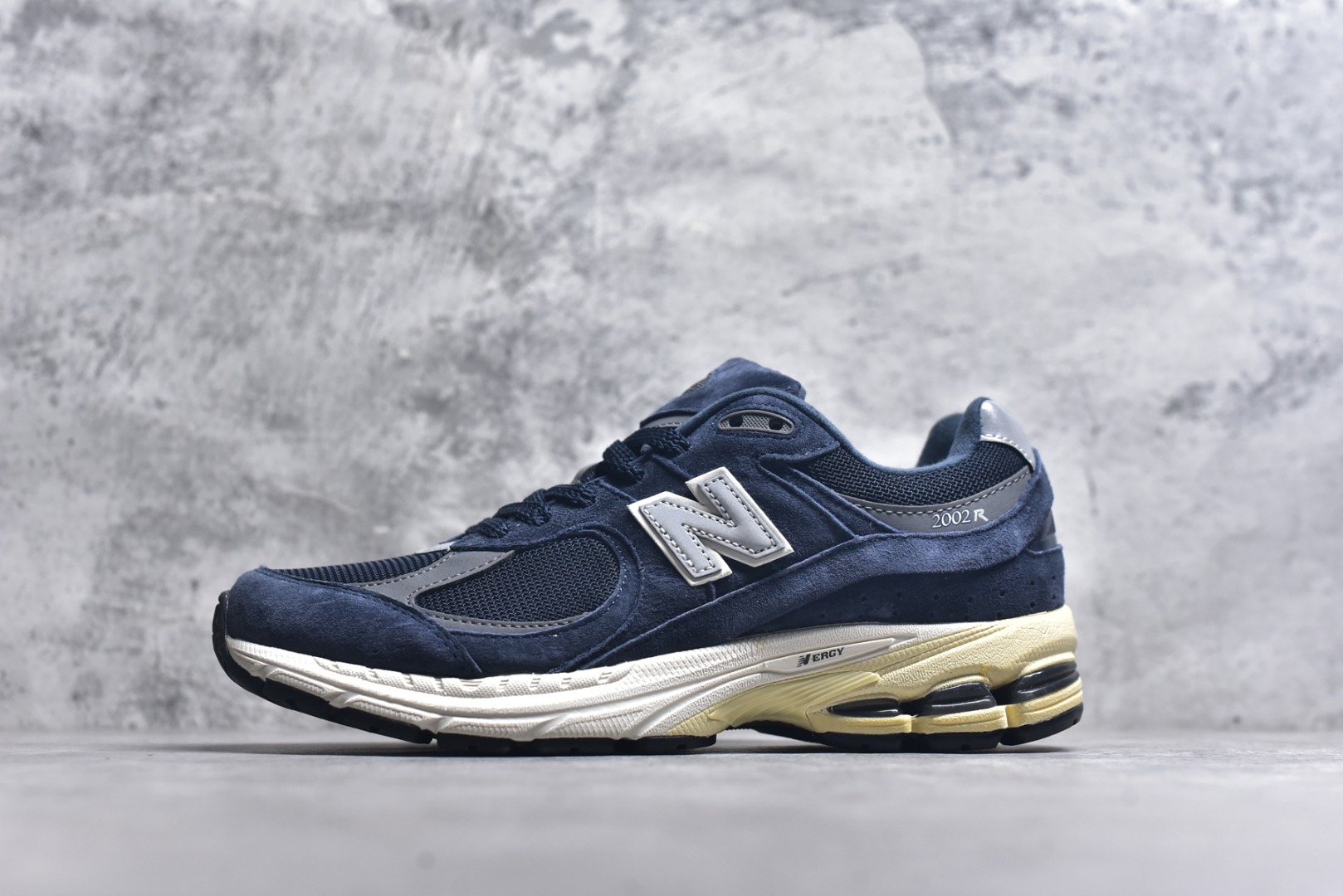 #New Balance NB2002系列 男女休闲慢跑鞋 必备的时髦单品之一 最新出的2002R系列 这款延续了经典科技 升级版N-ERGY缓震物料机能与材质上脚太舒适了 鞋面的柔软麂皮搭配尼龙网布 特别透气而且还复古感 不管是搭配牛仔裤还工装裤都是百搭！小红书众多博主上脚推荐！实拍调校N版已经零色差零失真 百分百还原实物色彩所见即所得 不存在货不对板色差等低级问题 选购参考实物拍摄 不混卖不参货 只用心做好货严格选品 承诺混一赔十 尺码：36 36.5 37 37.5 38 38.5 39.5 40 40.5 41.5 42 42.5 43 44 45-选品中心