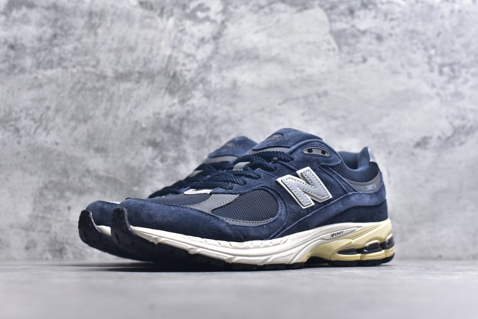 图片[2]-#New Balance NB2002系列 男女休闲慢跑鞋 必备的时髦单品之一 最新出的2002R系列 这款延续了经典科技 升级版N-ERGY缓震物料机能与材质上脚太舒适了 鞋面的柔软麂皮搭配尼龙网布 特别透气而且还复古感 不管是搭配牛仔裤还工装裤都是百搭！小红书众多博主上脚推荐！实拍调校N版已经零色差零失真 百分百还原实物色彩所见即所得 不存在货不对板色差等低级问题 选购参考实物拍摄 不混卖不参货 只用心做好货严格选品 承诺混一赔十 尺码：36 36.5 37 37.5 38 38.5 39.5 40 40.5 41.5 42 42.5 43 44 45-选品中心
