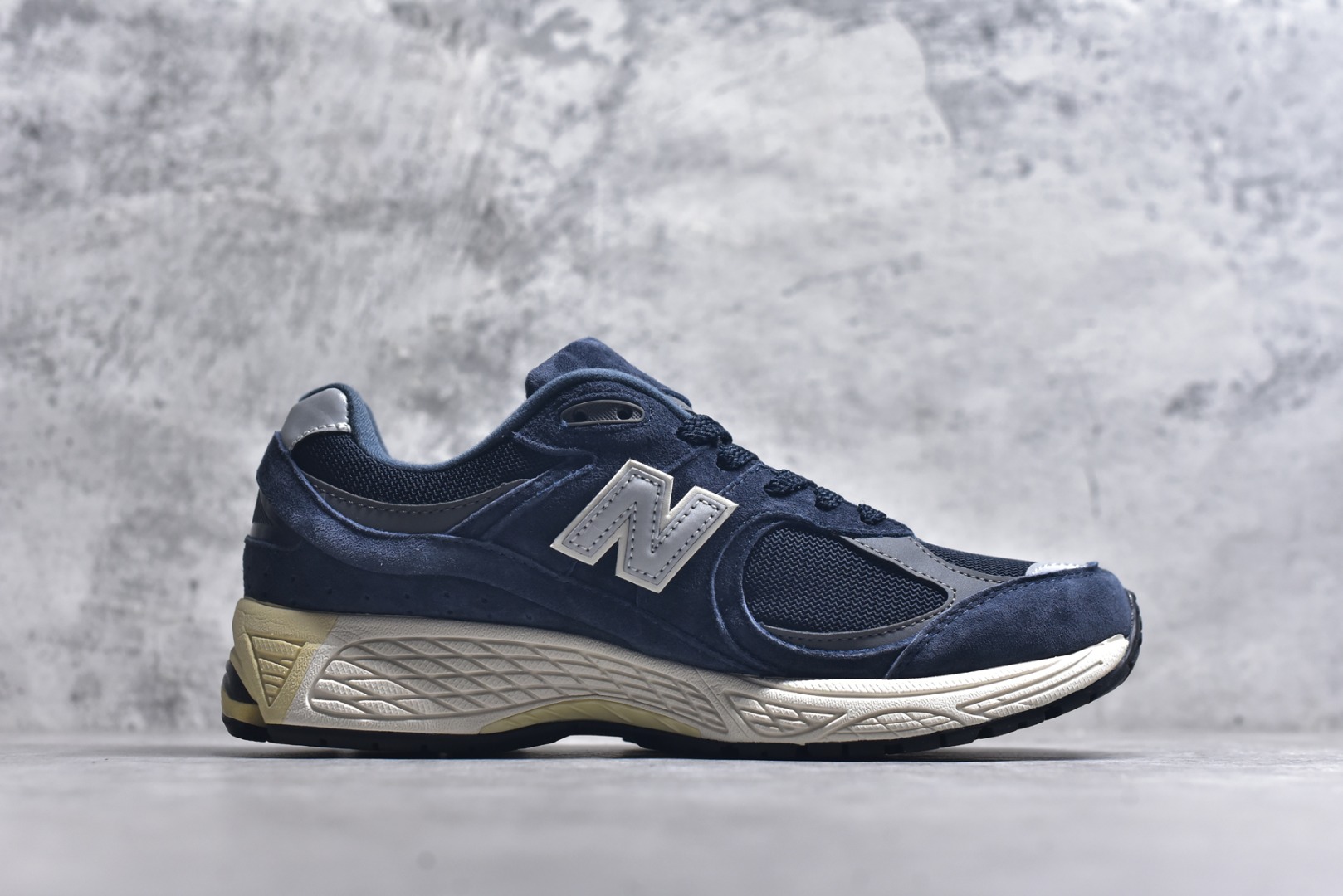 图片[3]-#New Balance NB2002系列 男女休闲慢跑鞋 必备的时髦单品之一 最新出的2002R系列 这款延续了经典科技 升级版N-ERGY缓震物料机能与材质上脚太舒适了 鞋面的柔软麂皮搭配尼龙网布 特别透气而且还复古感 不管是搭配牛仔裤还工装裤都是百搭！小红书众多博主上脚推荐！实拍调校N版已经零色差零失真 百分百还原实物色彩所见即所得 不存在货不对板色差等低级问题 选购参考实物拍摄 不混卖不参货 只用心做好货严格选品 承诺混一赔十 尺码：36 36.5 37 37.5 38 38.5 39.5 40 40.5 41.5 42 42.5 43 44 45-选品中心