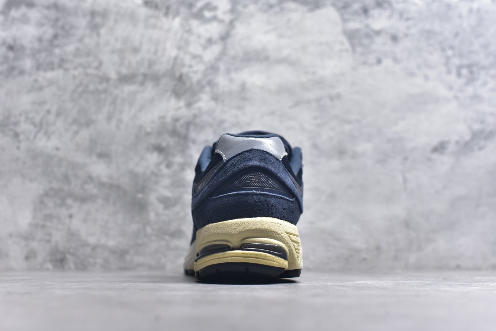 图片[5]-#New Balance NB2002系列 男女休闲慢跑鞋 必备的时髦单品之一 最新出的2002R系列 这款延续了经典科技 升级版N-ERGY缓震物料机能与材质上脚太舒适了 鞋面的柔软麂皮搭配尼龙网布 特别透气而且还复古感 不管是搭配牛仔裤还工装裤都是百搭！小红书众多博主上脚推荐！实拍调校N版已经零色差零失真 百分百还原实物色彩所见即所得 不存在货不对板色差等低级问题 选购参考实物拍摄 不混卖不参货 只用心做好货严格选品 承诺混一赔十 尺码：36 36.5 37 37.5 38 38.5 39.5 40 40.5 41.5 42 42.5 43 44 45-选品中心