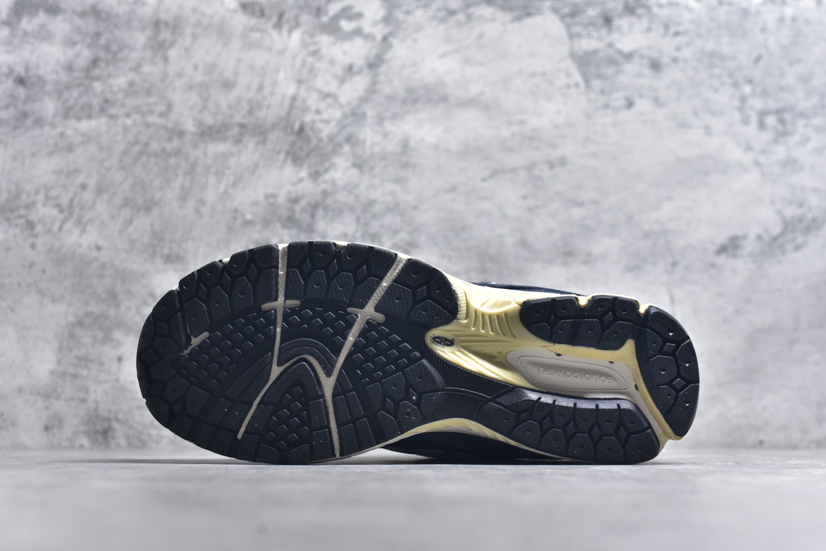 图片[6]-#New Balance NB2002系列 男女休闲慢跑鞋 必备的时髦单品之一 最新出的2002R系列 这款延续了经典科技 升级版N-ERGY缓震物料机能与材质上脚太舒适了 鞋面的柔软麂皮搭配尼龙网布 特别透气而且还复古感 不管是搭配牛仔裤还工装裤都是百搭！小红书众多博主上脚推荐！实拍调校N版已经零色差零失真 百分百还原实物色彩所见即所得 不存在货不对板色差等低级问题 选购参考实物拍摄 不混卖不参货 只用心做好货严格选品 承诺混一赔十 尺码：36 36.5 37 37.5 38 38.5 39.5 40 40.5 41.5 42 42.5 43 44 45-选品中心