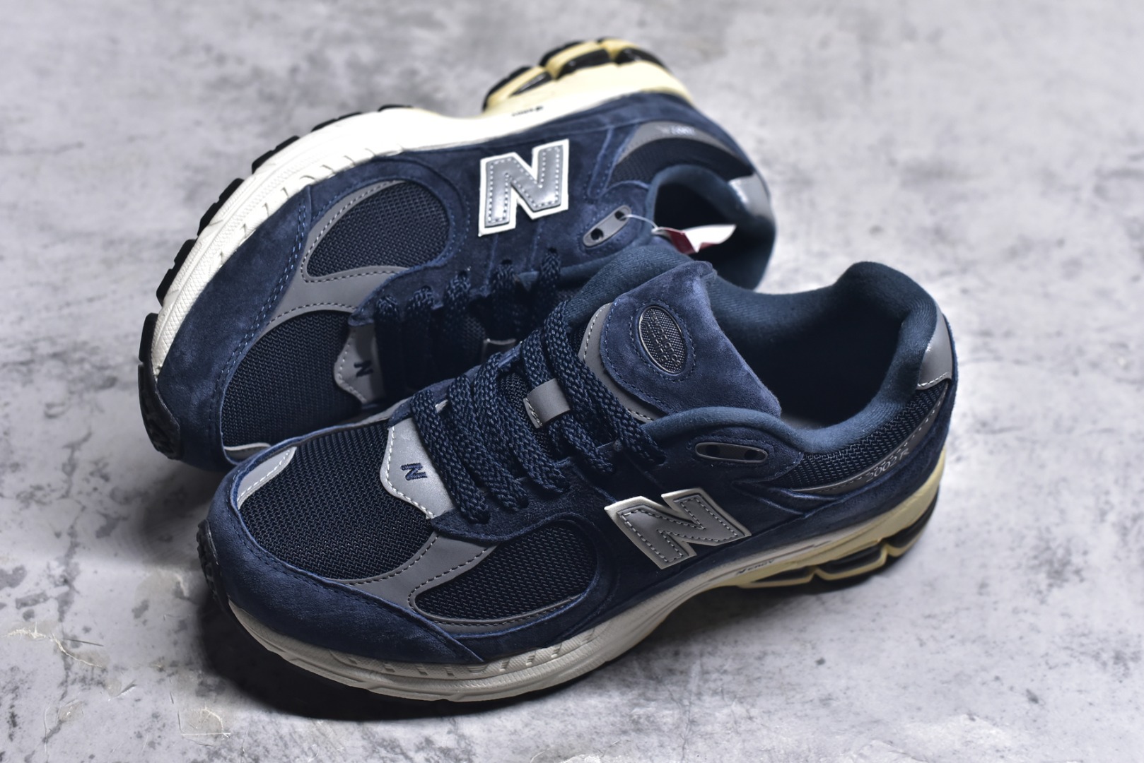 图片[7]-#New Balance NB2002系列 男女休闲慢跑鞋 必备的时髦单品之一 最新出的2002R系列 这款延续了经典科技 升级版N-ERGY缓震物料机能与材质上脚太舒适了 鞋面的柔软麂皮搭配尼龙网布 特别透气而且还复古感 不管是搭配牛仔裤还工装裤都是百搭！小红书众多博主上脚推荐！实拍调校N版已经零色差零失真 百分百还原实物色彩所见即所得 不存在货不对板色差等低级问题 选购参考实物拍摄 不混卖不参货 只用心做好货严格选品 承诺混一赔十 尺码：36 36.5 37 37.5 38 38.5 39.5 40 40.5 41.5 42 42.5 43 44 45-选品中心