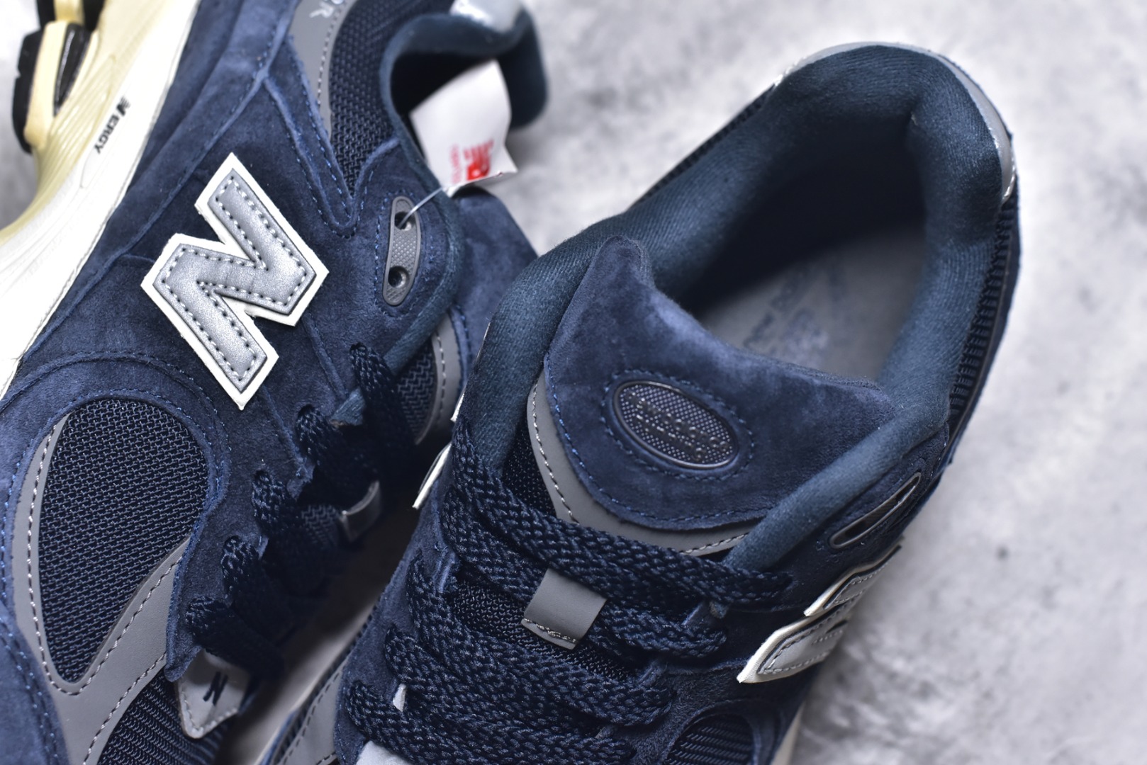图片[9]-#New Balance NB2002系列 男女休闲慢跑鞋 必备的时髦单品之一 最新出的2002R系列 这款延续了经典科技 升级版N-ERGY缓震物料机能与材质上脚太舒适了 鞋面的柔软麂皮搭配尼龙网布 特别透气而且还复古感 不管是搭配牛仔裤还工装裤都是百搭！小红书众多博主上脚推荐！实拍调校N版已经零色差零失真 百分百还原实物色彩所见即所得 不存在货不对板色差等低级问题 选购参考实物拍摄 不混卖不参货 只用心做好货严格选品 承诺混一赔十 尺码：36 36.5 37 37.5 38 38.5 39.5 40 40.5 41.5 42 42.5 43 44 45-选品中心