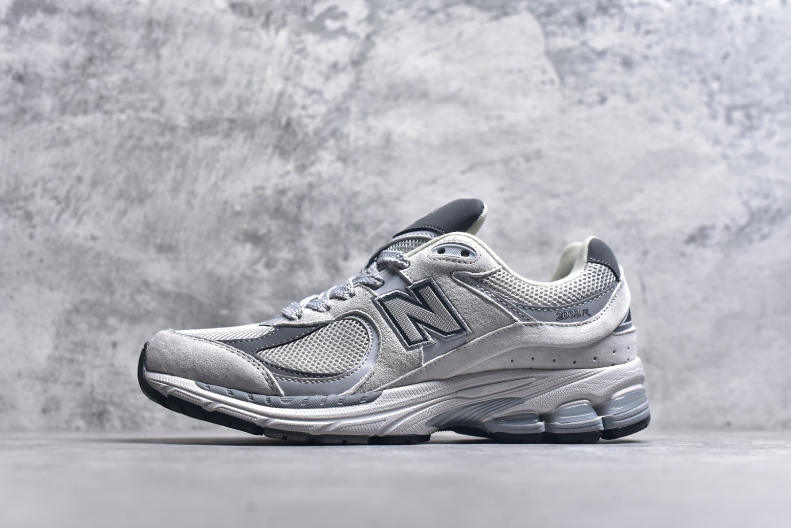 #New Balance NB2002系列 男女休闲慢跑鞋 必备的时髦单品之一 最新出的2002R系列 这款延续了经典科技 升级版N-ERGY缓震物料机能与材质上脚太舒适了 鞋面的柔软麂皮搭配尼龙网布 特别透气而且还复古感 不管是搭配牛仔裤还工装裤都是百搭！小红书众多博主上脚推荐！实拍调校N版已经零色差零失真 百分百还原实物色彩所见即所得 不存在货不对板色差等低级问题 选购参考实物拍摄 不混卖不参货 只用心做好货严格选品 承诺混一赔十 尺码：36 36.5 37 37.5 38 38.5 39.5 40 40.5 41.5 42 42.5 43 44 45-选品中心
