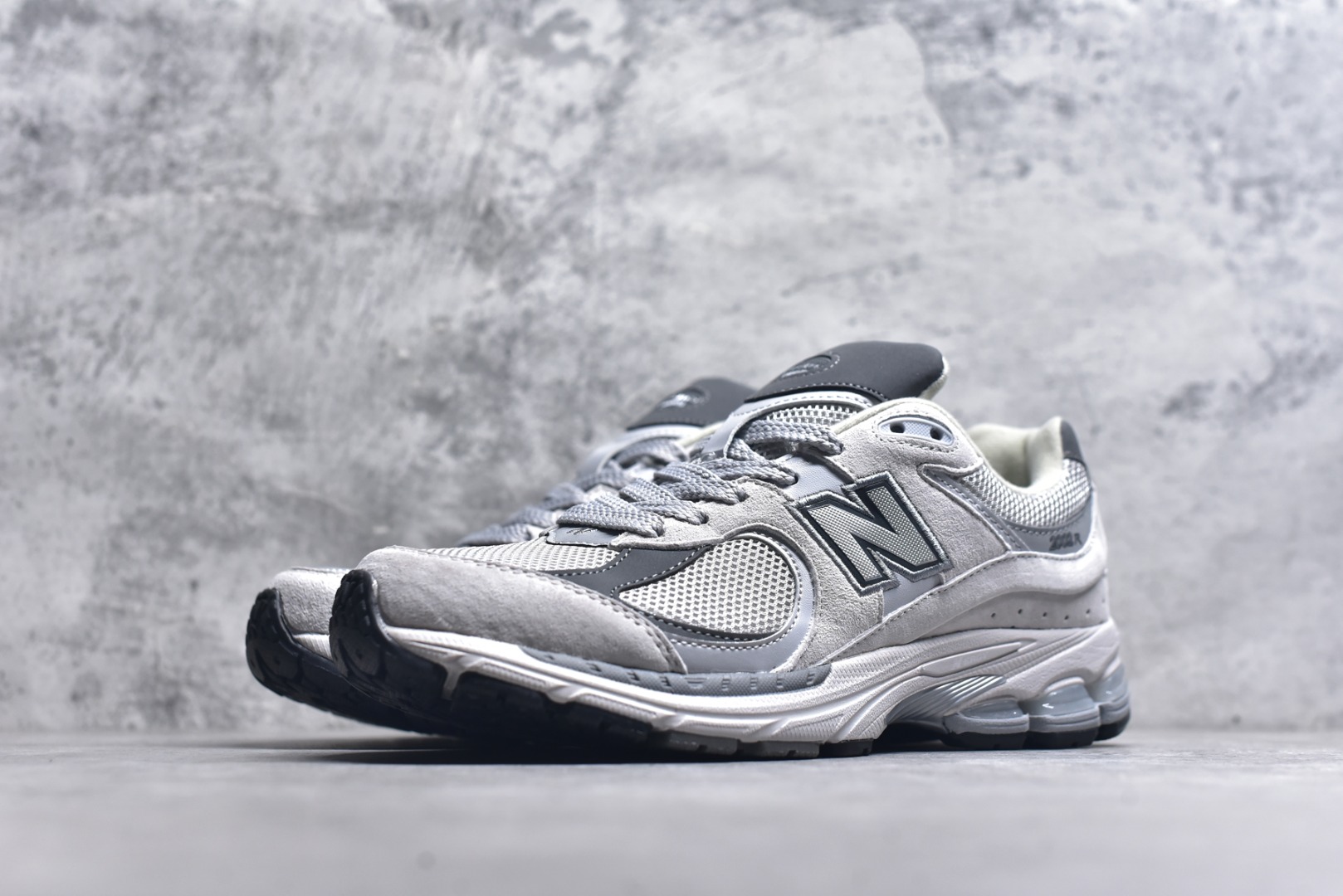 图片[2]-#New Balance NB2002系列 男女休闲慢跑鞋 必备的时髦单品之一 最新出的2002R系列 这款延续了经典科技 升级版N-ERGY缓震物料机能与材质上脚太舒适了 鞋面的柔软麂皮搭配尼龙网布 特别透气而且还复古感 不管是搭配牛仔裤还工装裤都是百搭！小红书众多博主上脚推荐！实拍调校N版已经零色差零失真 百分百还原实物色彩所见即所得 不存在货不对板色差等低级问题 选购参考实物拍摄 不混卖不参货 只用心做好货严格选品 承诺混一赔十 尺码：36 36.5 37 37.5 38 38.5 39.5 40 40.5 41.5 42 42.5 43 44 45-选品中心