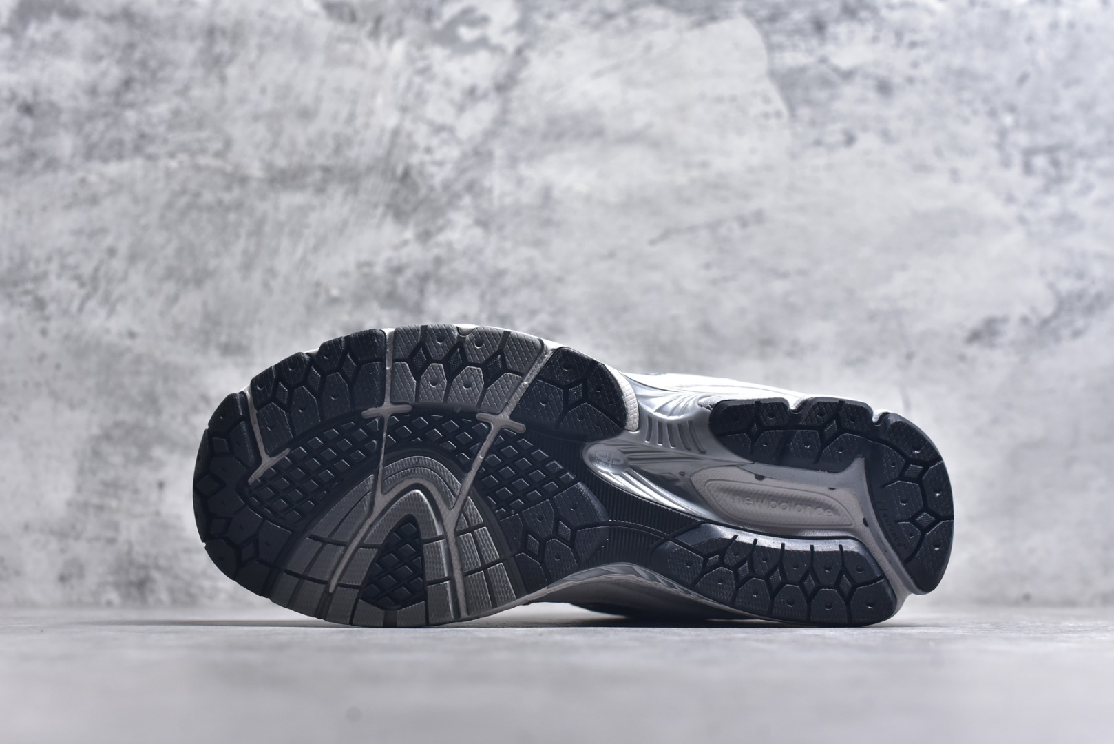 图片[6]-#New Balance NB2002系列 男女休闲慢跑鞋 必备的时髦单品之一 最新出的2002R系列 这款延续了经典科技 升级版N-ERGY缓震物料机能与材质上脚太舒适了 鞋面的柔软麂皮搭配尼龙网布 特别透气而且还复古感 不管是搭配牛仔裤还工装裤都是百搭！小红书众多博主上脚推荐！实拍调校N版已经零色差零失真 百分百还原实物色彩所见即所得 不存在货不对板色差等低级问题 选购参考实物拍摄 不混卖不参货 只用心做好货严格选品 承诺混一赔十 尺码：36 36.5 37 37.5 38 38.5 39.5 40 40.5 41.5 42 42.5 43 44 45-选品中心