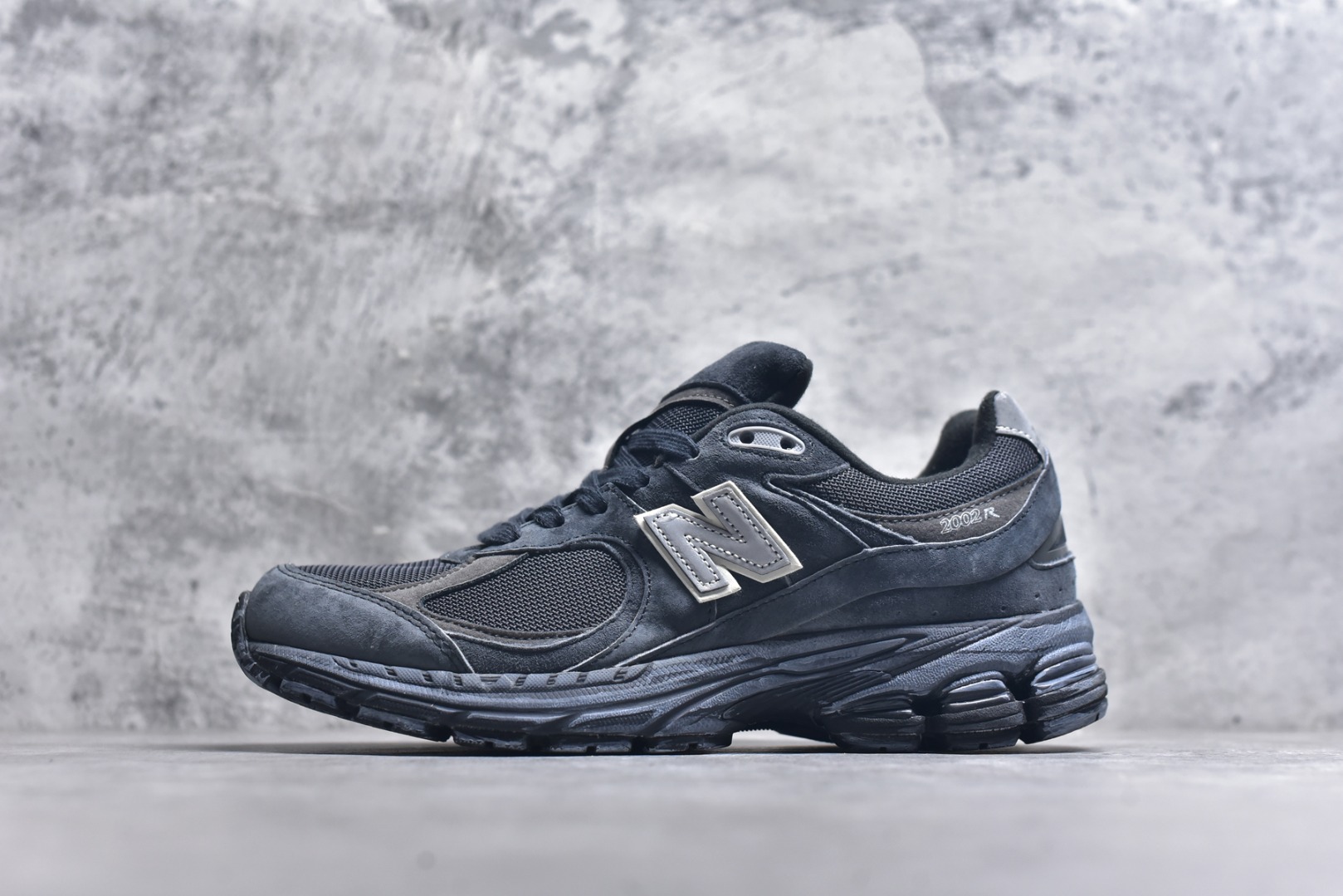 #New Balance NB2002系列 男女休闲慢跑鞋 必备的时髦单品之一 最新出的2002R系列 这款延续了经典科技 升级版N-ERGY缓震物料机能与材质上脚太舒适了 鞋面的柔软麂皮搭配尼龙网布 特别透气而且还复古感 不管是搭配牛仔裤还工装裤都是百搭！小红书众多博主上脚推荐！实拍调校N版已经零色差零失真 百分百还原实物色彩所见即所得 不存在货不对板色差等低级问题 选购参考实物拍摄 不混卖不参货 只用心做好货严格选品 承诺混一赔十 尺码：36 36.5 37 37.5 38 38.5 39.5 40 40.5 41.5 42 42.5 43 44 45-选品中心