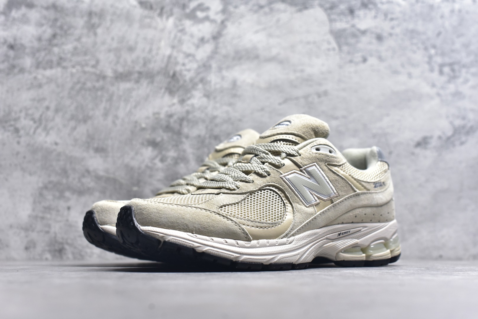 图片[2]-#New Balance NB2002系列 男女休闲慢跑鞋 必备的时髦单品之一 最新出的2002R系列 这款延续了经典科技 升级版N-ERGY缓震物料机能与材质上脚太舒适了 鞋面的柔软麂皮搭配尼龙网布 特别透气而且还复古感 不管是搭配牛仔裤还工装裤都是百搭！小红书众多博主上脚推荐！实拍调校N版已经零色差零失真 百分百还原实物色彩所见即所得 不存在货不对板色差等低级问题 选购参考实物拍摄 不混卖不参货 只用心做好货严格选品 承诺混一赔十 尺码：36 36.5 37 37.5 38 38.5 39.5 40 40.5 41.5 42 42.5 43 44 45-选品中心