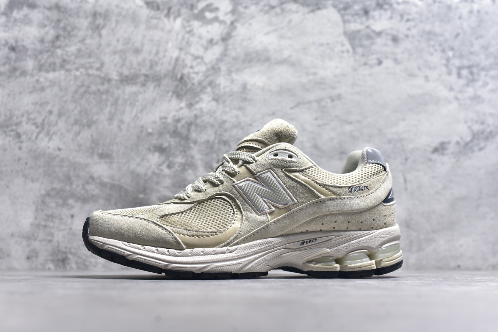 #New Balance NB2002系列 男女休闲慢跑鞋 必备的时髦单品之一 最新出的2002R系列 这款延续了经典科技 升级版N-ERGY缓震物料机能与材质上脚太舒适了 鞋面的柔软麂皮搭配尼龙网布 特别透气而且还复古感 不管是搭配牛仔裤还工装裤都是百搭！小红书众多博主上脚推荐！实拍调校N版已经零色差零失真 百分百还原实物色彩所见即所得 不存在货不对板色差等低级问题 选购参考实物拍摄 不混卖不参货 只用心做好货严格选品 承诺混一赔十 尺码：36 36.5 37 37.5 38 38.5 39.5 40 40.5 41.5 42 42.5 43 44 45-选品中心