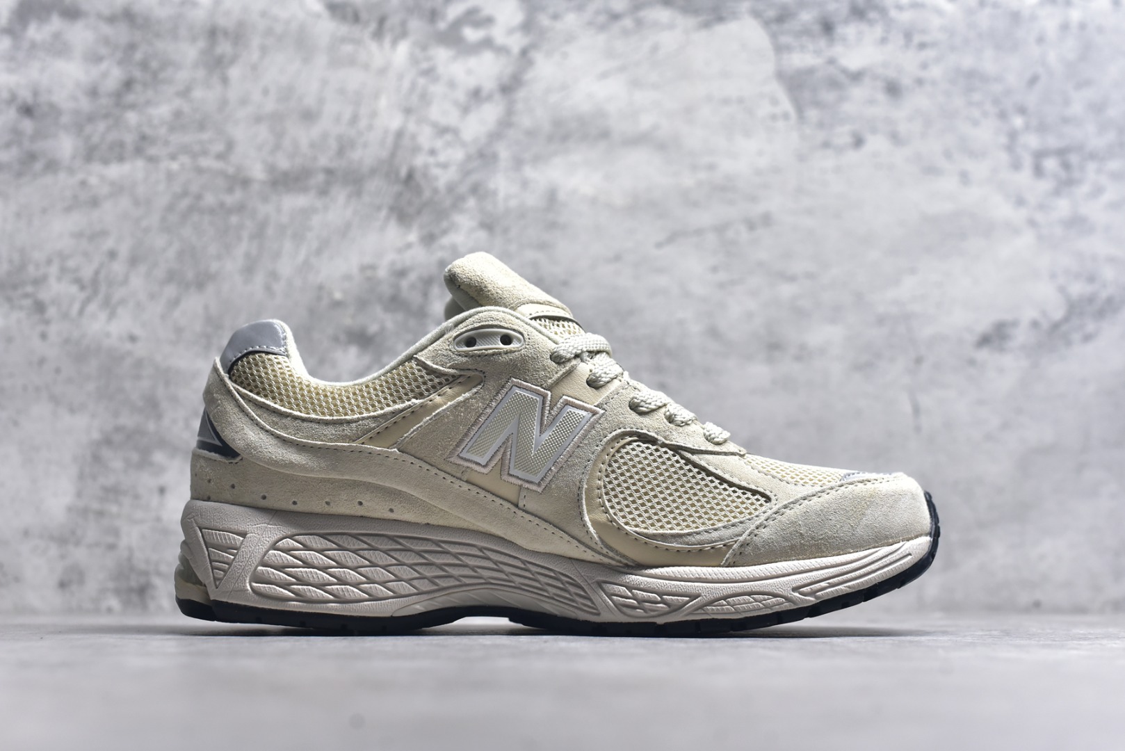 图片[3]-#New Balance NB2002系列 男女休闲慢跑鞋 必备的时髦单品之一 最新出的2002R系列 这款延续了经典科技 升级版N-ERGY缓震物料机能与材质上脚太舒适了 鞋面的柔软麂皮搭配尼龙网布 特别透气而且还复古感 不管是搭配牛仔裤还工装裤都是百搭！小红书众多博主上脚推荐！实拍调校N版已经零色差零失真 百分百还原实物色彩所见即所得 不存在货不对板色差等低级问题 选购参考实物拍摄 不混卖不参货 只用心做好货严格选品 承诺混一赔十 尺码：36 36.5 37 37.5 38 38.5 39.5 40 40.5 41.5 42 42.5 43 44 45-选品中心