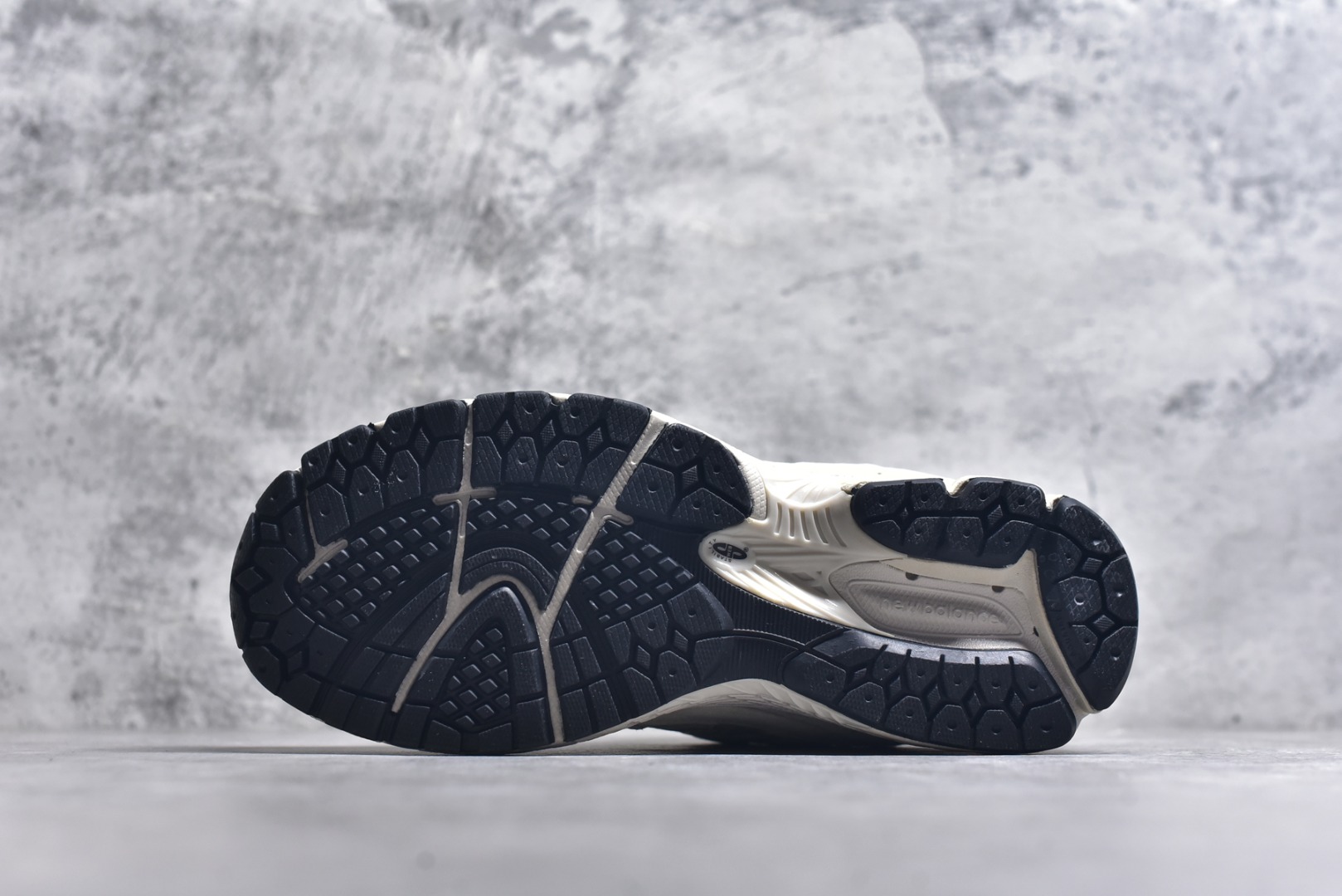 图片[6]-#New Balance NB2002系列 男女休闲慢跑鞋 必备的时髦单品之一 最新出的2002R系列 这款延续了经典科技 升级版N-ERGY缓震物料机能与材质上脚太舒适了 鞋面的柔软麂皮搭配尼龙网布 特别透气而且还复古感 不管是搭配牛仔裤还工装裤都是百搭！小红书众多博主上脚推荐！实拍调校N版已经零色差零失真 百分百还原实物色彩所见即所得 不存在货不对板色差等低级问题 选购参考实物拍摄 不混卖不参货 只用心做好货严格选品 承诺混一赔十 尺码：36 36.5 37 37.5 38 38.5 39.5 40 40.5 41.5 42 42.5 43 44 45-选品中心