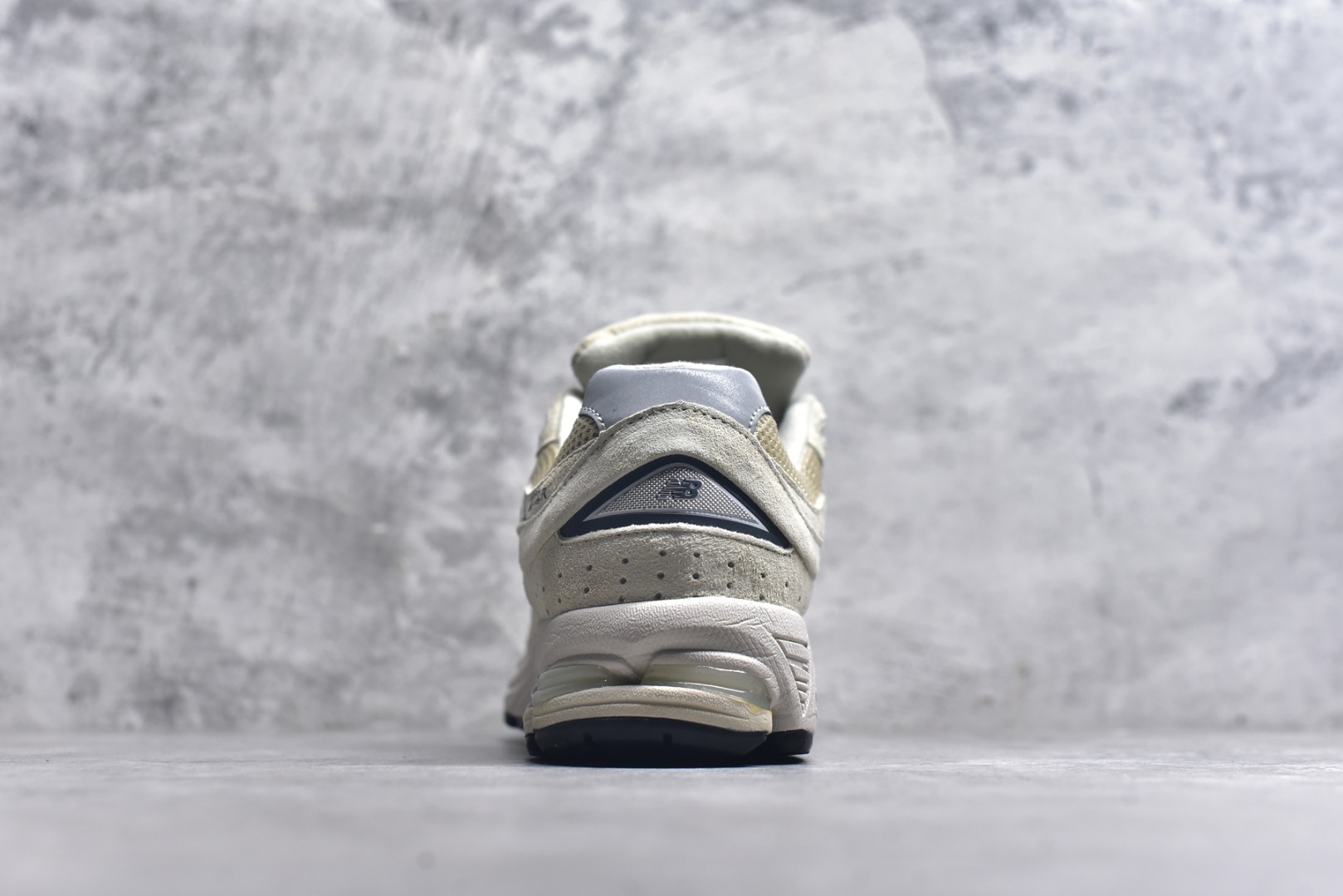 图片[5]-#New Balance NB2002系列 男女休闲慢跑鞋 必备的时髦单品之一 最新出的2002R系列 这款延续了经典科技 升级版N-ERGY缓震物料机能与材质上脚太舒适了 鞋面的柔软麂皮搭配尼龙网布 特别透气而且还复古感 不管是搭配牛仔裤还工装裤都是百搭！小红书众多博主上脚推荐！实拍调校N版已经零色差零失真 百分百还原实物色彩所见即所得 不存在货不对板色差等低级问题 选购参考实物拍摄 不混卖不参货 只用心做好货严格选品 承诺混一赔十 尺码：36 36.5 37 37.5 38 38.5 39.5 40 40.5 41.5 42 42.5 43 44 45-选品中心