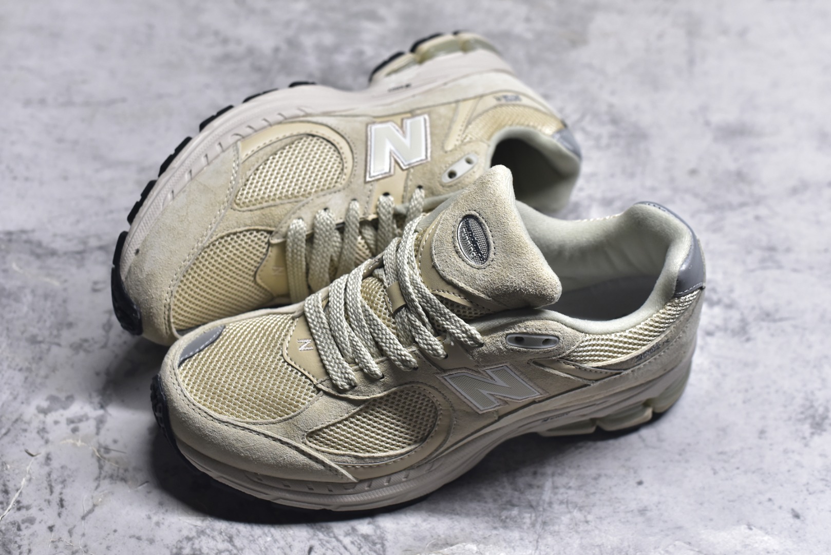 图片[7]-#New Balance NB2002系列 男女休闲慢跑鞋 必备的时髦单品之一 最新出的2002R系列 这款延续了经典科技 升级版N-ERGY缓震物料机能与材质上脚太舒适了 鞋面的柔软麂皮搭配尼龙网布 特别透气而且还复古感 不管是搭配牛仔裤还工装裤都是百搭！小红书众多博主上脚推荐！实拍调校N版已经零色差零失真 百分百还原实物色彩所见即所得 不存在货不对板色差等低级问题 选购参考实物拍摄 不混卖不参货 只用心做好货严格选品 承诺混一赔十 尺码：36 36.5 37 37.5 38 38.5 39.5 40 40.5 41.5 42 42.5 43 44 45-选品中心