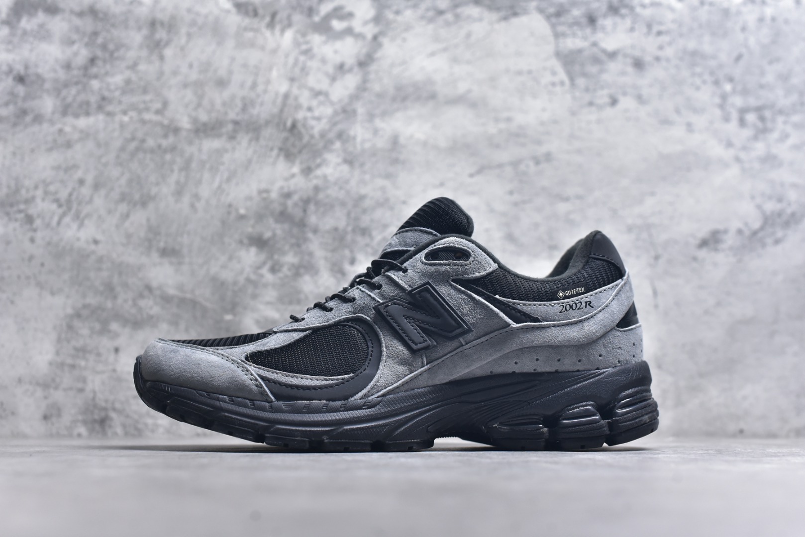 #New Balance NB2002系列 男女休闲慢跑鞋 必备的时髦单品之一 最新出的2002R系列 这款延续了经典科技 升级版N-ERGY缓震物料机能与材质上脚太舒适了 鞋面的柔软麂皮搭配尼龙网布 特别透气而且还复古感 不管是搭配牛仔裤还工装裤都是百搭！小红书众多博主上脚推荐！实拍调校N版已经零色差零失真 百分百还原实物色彩所见即所得 不存在货不对板色差等低级问题 选购参考实物拍摄 不混卖不参货 只用心做好货严格选品 承诺混一赔十 尺码：36 36.5 37 37.5 38 38.5 39.5 40 40.5 41.5 42 42.5 43 44 45-选品中心