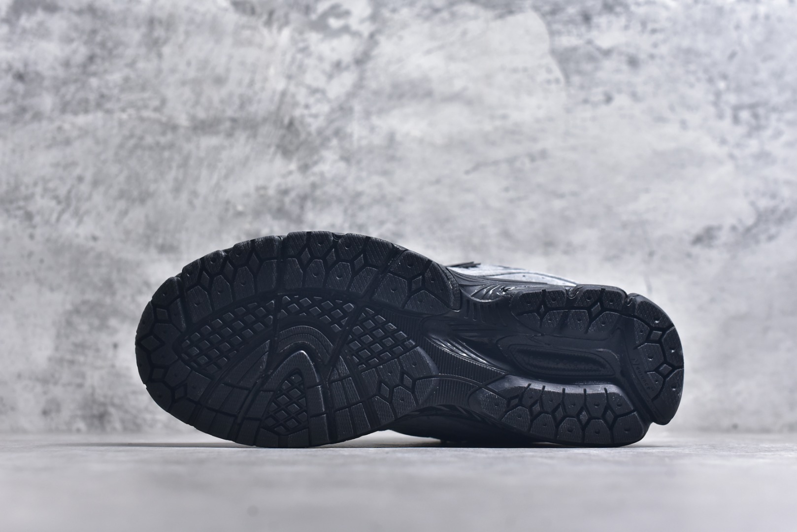 图片[6]-#New Balance NB2002系列 男女休闲慢跑鞋 必备的时髦单品之一 最新出的2002R系列 这款延续了经典科技 升级版N-ERGY缓震物料机能与材质上脚太舒适了 鞋面的柔软麂皮搭配尼龙网布 特别透气而且还复古感 不管是搭配牛仔裤还工装裤都是百搭！小红书众多博主上脚推荐！实拍调校N版已经零色差零失真 百分百还原实物色彩所见即所得 不存在货不对板色差等低级问题 选购参考实物拍摄 不混卖不参货 只用心做好货严格选品 承诺混一赔十 尺码：36 36.5 37 37.5 38 38.5 39.5 40 40.5 41.5 42 42.5 43 44 45-选品中心