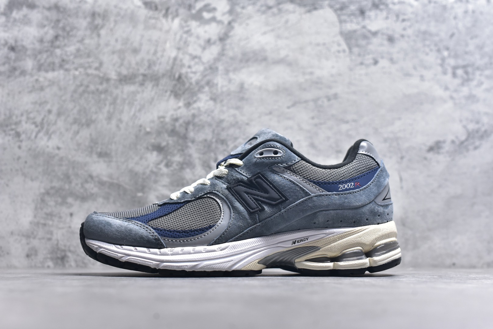 #New Balance NB2002系列 男女休闲慢跑鞋 必备的时髦单品之一 最新出的2002R系列 这款延续了经典科技 升级版N-ERGY缓震物料机能与材质上脚太舒适了 鞋面的柔软麂皮搭配尼龙网布 特别透气而且还复古感 不管是搭配牛仔裤还工装裤都是百搭！小红书众多博主上脚推荐！实拍调校N版已经零色差零失真 百分百还原实物色彩所见即所得 不存在货不对板色差等低级问题 选购参考实物拍摄 不混卖不参货 只用心做好货严格选品 承诺混一赔十 尺码：36 36.5 37 37.5 38 38.5 39.5 40 40.5 41.5 42 42.5 43 44 45-选品中心