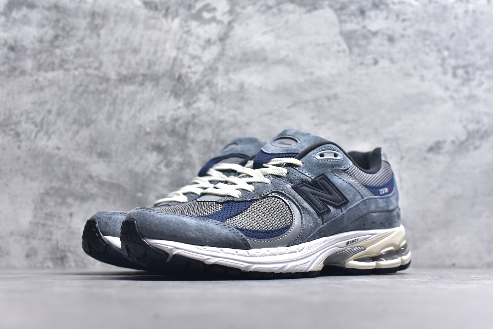 图片[2]-#New Balance NB2002系列 男女休闲慢跑鞋 必备的时髦单品之一 最新出的2002R系列 这款延续了经典科技 升级版N-ERGY缓震物料机能与材质上脚太舒适了 鞋面的柔软麂皮搭配尼龙网布 特别透气而且还复古感 不管是搭配牛仔裤还工装裤都是百搭！小红书众多博主上脚推荐！实拍调校N版已经零色差零失真 百分百还原实物色彩所见即所得 不存在货不对板色差等低级问题 选购参考实物拍摄 不混卖不参货 只用心做好货严格选品 承诺混一赔十 尺码：36 36.5 37 37.5 38 38.5 39.5 40 40.5 41.5 42 42.5 43 44 45-选品中心