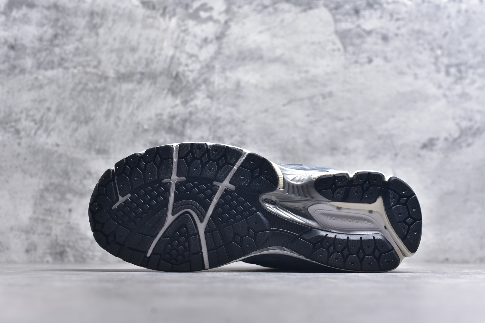 图片[6]-#New Balance NB2002系列 男女休闲慢跑鞋 必备的时髦单品之一 最新出的2002R系列 这款延续了经典科技 升级版N-ERGY缓震物料机能与材质上脚太舒适了 鞋面的柔软麂皮搭配尼龙网布 特别透气而且还复古感 不管是搭配牛仔裤还工装裤都是百搭！小红书众多博主上脚推荐！实拍调校N版已经零色差零失真 百分百还原实物色彩所见即所得 不存在货不对板色差等低级问题 选购参考实物拍摄 不混卖不参货 只用心做好货严格选品 承诺混一赔十 尺码：36 36.5 37 37.5 38 38.5 39.5 40 40.5 41.5 42 42.5 43 44 45-选品中心