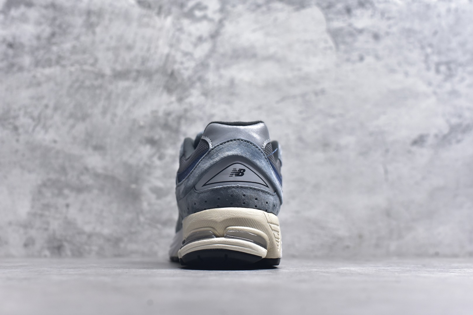 图片[5]-#New Balance NB2002系列 男女休闲慢跑鞋 必备的时髦单品之一 最新出的2002R系列 这款延续了经典科技 升级版N-ERGY缓震物料机能与材质上脚太舒适了 鞋面的柔软麂皮搭配尼龙网布 特别透气而且还复古感 不管是搭配牛仔裤还工装裤都是百搭！小红书众多博主上脚推荐！实拍调校N版已经零色差零失真 百分百还原实物色彩所见即所得 不存在货不对板色差等低级问题 选购参考实物拍摄 不混卖不参货 只用心做好货严格选品 承诺混一赔十 尺码：36 36.5 37 37.5 38 38.5 39.5 40 40.5 41.5 42 42.5 43 44 45-选品中心