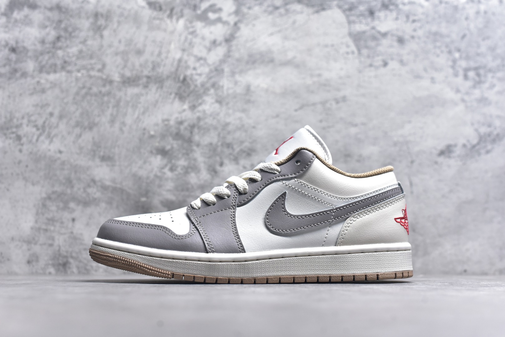 #Air Jordan AJ1 Low 低帮 553558-169 终端优势供应 市面中低帮最具代表性版本没有之一 口碑大厂出品 品控大底版型不断改良更新 全套原纸板楦头开发 确保原汁原味 完美呈现版型 完美零毛边处理 原厂内置全掌气垫 价格定位良心 平台专用代工流水线出品 一眼公司既视感 拿到手的一瞬间就与众不同 碾压市面所有版本 全部原鞋开发 每一个配色都会采购原鞋确认细节 打破市面看图做货无好货之说 尺码：35.5 36 36.5 37.5 38 38.5 39 40 40.5 41 42 42.5 43 44 44.5 45 46-选品中心