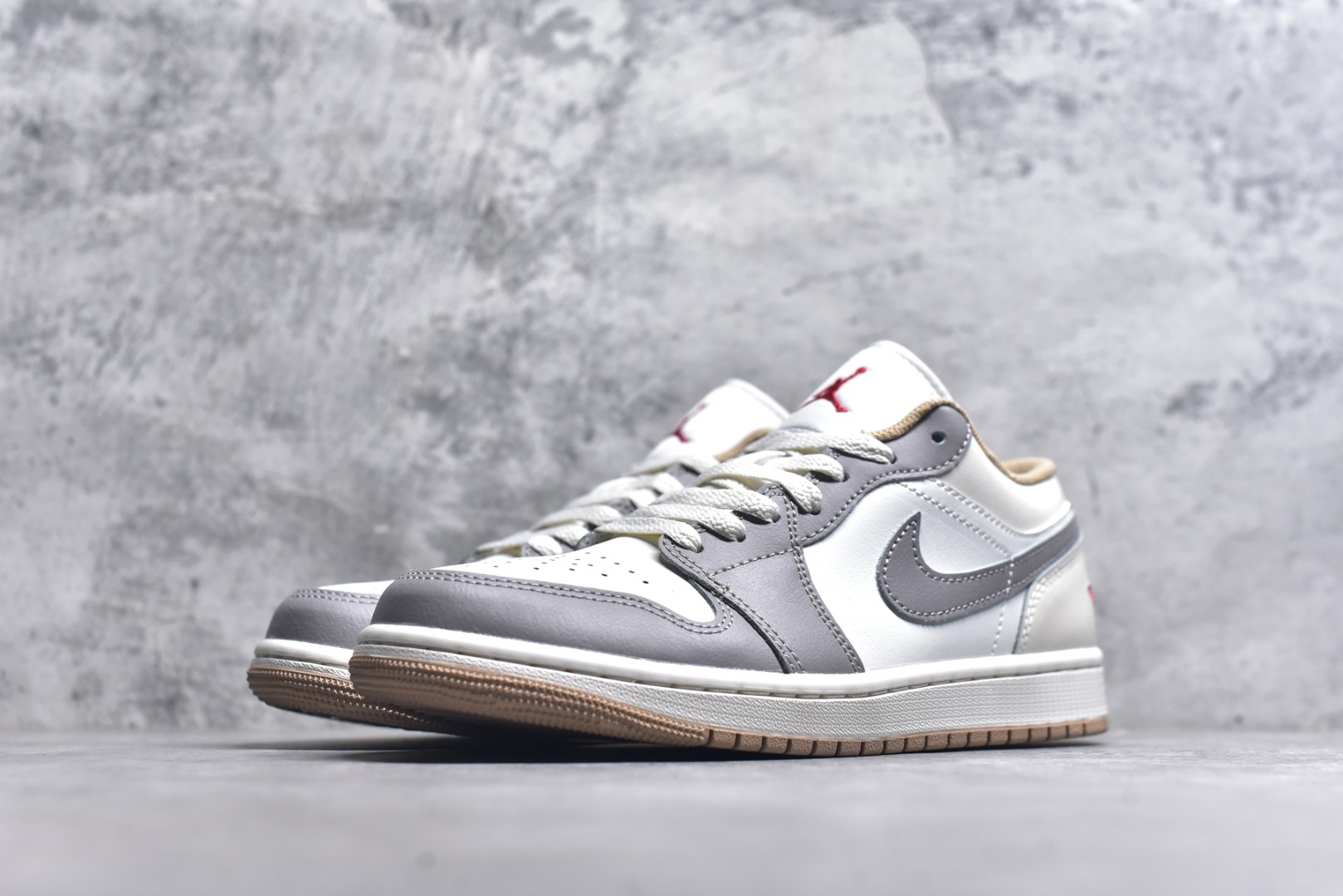 图片[2]-#Air Jordan AJ1 Low 低帮 553558-169 终端优势供应 市面中低帮最具代表性版本没有之一 口碑大厂出品 品控大底版型不断改良更新 全套原纸板楦头开发 确保原汁原味 完美呈现版型 完美零毛边处理 原厂内置全掌气垫 价格定位良心 平台专用代工流水线出品 一眼公司既视感 拿到手的一瞬间就与众不同 碾压市面所有版本 全部原鞋开发 每一个配色都会采购原鞋确认细节 打破市面看图做货无好货之说 尺码：35.5 36 36.5 37.5 38 38.5 39 40 40.5 41 42 42.5 43 44 44.5 45 46-选品中心