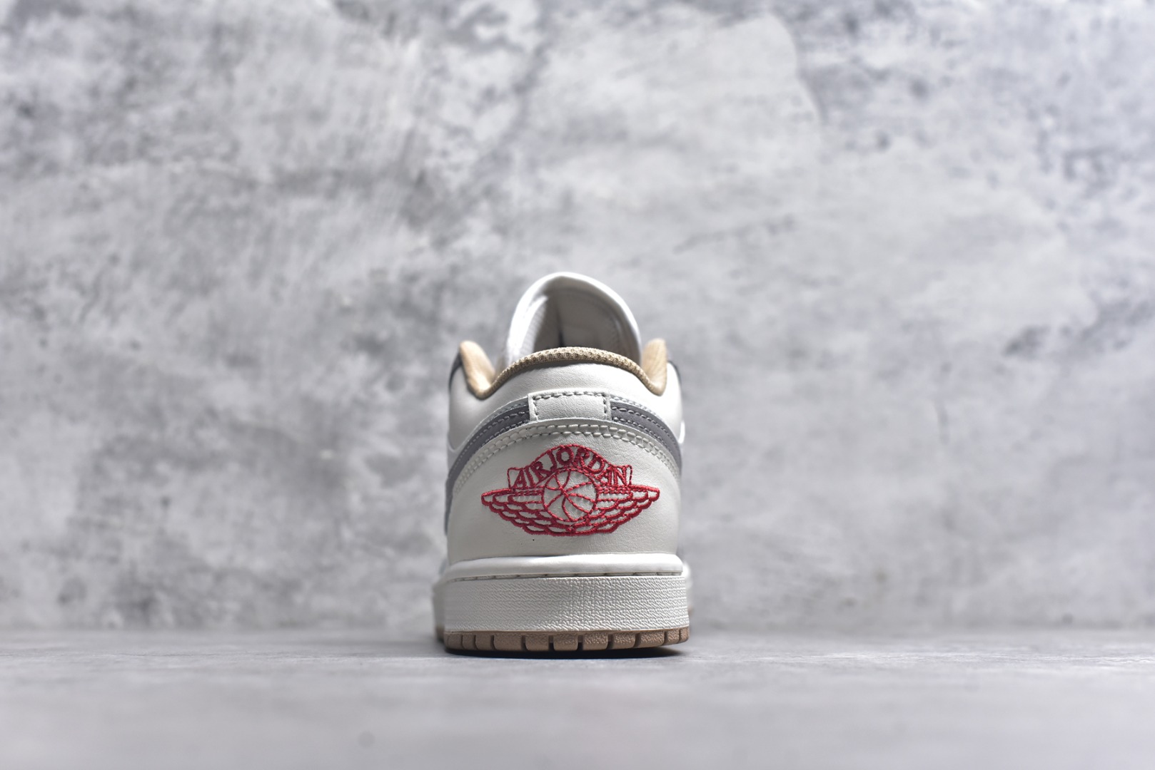 图片[5]-#Air Jordan AJ1 Low 低帮 553558-169 终端优势供应 市面中低帮最具代表性版本没有之一 口碑大厂出品 品控大底版型不断改良更新 全套原纸板楦头开发 确保原汁原味 完美呈现版型 完美零毛边处理 原厂内置全掌气垫 价格定位良心 平台专用代工流水线出品 一眼公司既视感 拿到手的一瞬间就与众不同 碾压市面所有版本 全部原鞋开发 每一个配色都会采购原鞋确认细节 打破市面看图做货无好货之说 尺码：35.5 36 36.5 37.5 38 38.5 39 40 40.5 41 42 42.5 43 44 44.5 45 46-选品中心