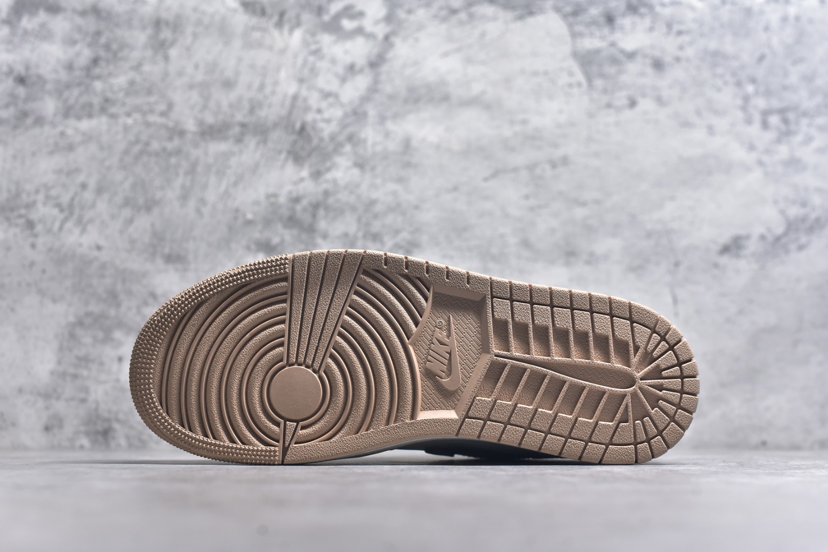 图片[6]-#Air Jordan AJ1 Low 低帮 553558-169 终端优势供应 市面中低帮最具代表性版本没有之一 口碑大厂出品 品控大底版型不断改良更新 全套原纸板楦头开发 确保原汁原味 完美呈现版型 完美零毛边处理 原厂内置全掌气垫 价格定位良心 平台专用代工流水线出品 一眼公司既视感 拿到手的一瞬间就与众不同 碾压市面所有版本 全部原鞋开发 每一个配色都会采购原鞋确认细节 打破市面看图做货无好货之说 尺码：35.5 36 36.5 37.5 38 38.5 39 40 40.5 41 42 42.5 43 44 44.5 45 46-选品中心