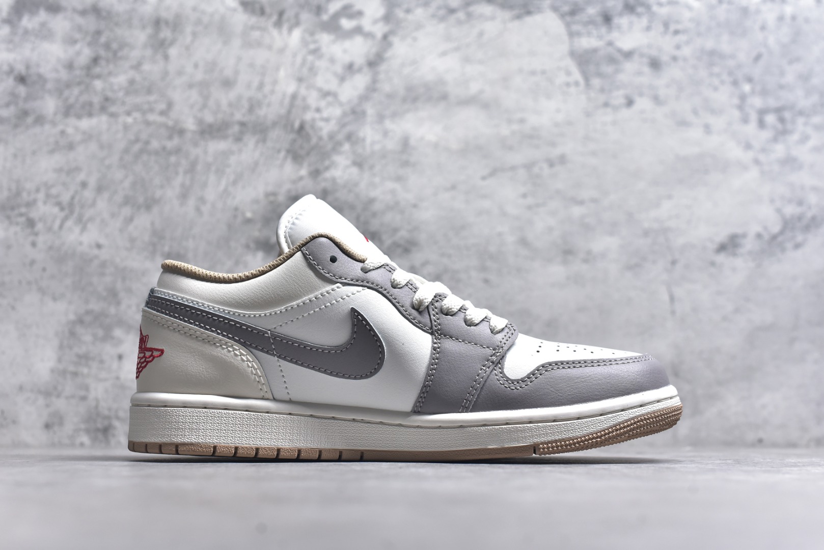 图片[3]-#Air Jordan AJ1 Low 低帮 553558-169 终端优势供应 市面中低帮最具代表性版本没有之一 口碑大厂出品 品控大底版型不断改良更新 全套原纸板楦头开发 确保原汁原味 完美呈现版型 完美零毛边处理 原厂内置全掌气垫 价格定位良心 平台专用代工流水线出品 一眼公司既视感 拿到手的一瞬间就与众不同 碾压市面所有版本 全部原鞋开发 每一个配色都会采购原鞋确认细节 打破市面看图做货无好货之说 尺码：35.5 36 36.5 37.5 38 38.5 39 40 40.5 41 42 42.5 43 44 44.5 45 46-选品中心