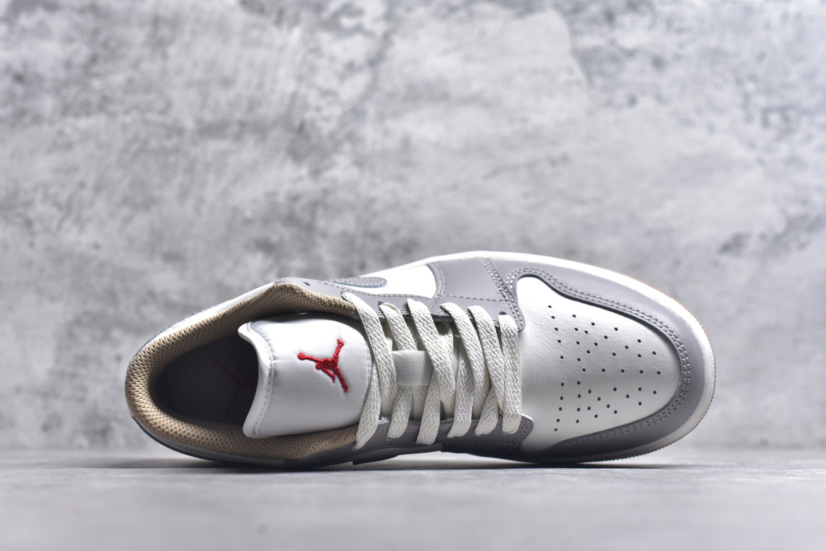 图片[4]-#Air Jordan AJ1 Low 低帮 553558-169 终端优势供应 市面中低帮最具代表性版本没有之一 口碑大厂出品 品控大底版型不断改良更新 全套原纸板楦头开发 确保原汁原味 完美呈现版型 完美零毛边处理 原厂内置全掌气垫 价格定位良心 平台专用代工流水线出品 一眼公司既视感 拿到手的一瞬间就与众不同 碾压市面所有版本 全部原鞋开发 每一个配色都会采购原鞋确认细节 打破市面看图做货无好货之说 尺码：35.5 36 36.5 37.5 38 38.5 39 40 40.5 41 42 42.5 43 44 44.5 45 46-选品中心