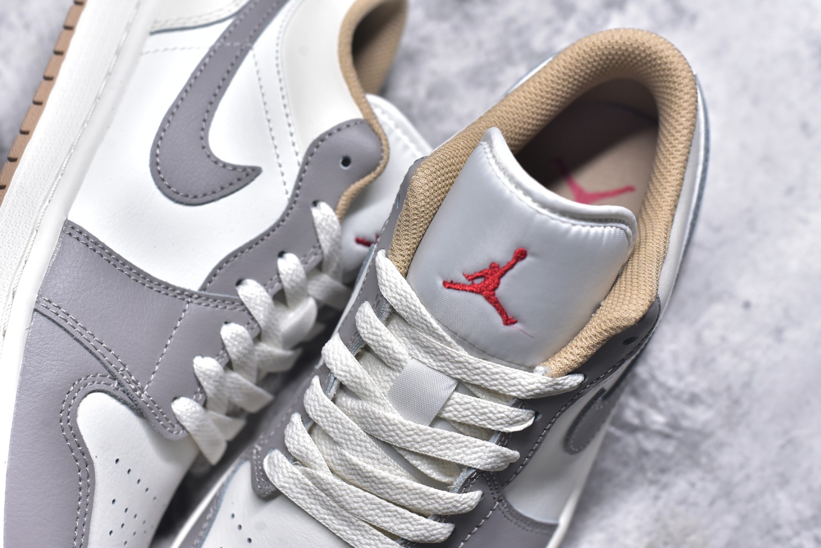 图片[9]-#Air Jordan AJ1 Low 低帮 553558-169 终端优势供应 市面中低帮最具代表性版本没有之一 口碑大厂出品 品控大底版型不断改良更新 全套原纸板楦头开发 确保原汁原味 完美呈现版型 完美零毛边处理 原厂内置全掌气垫 价格定位良心 平台专用代工流水线出品 一眼公司既视感 拿到手的一瞬间就与众不同 碾压市面所有版本 全部原鞋开发 每一个配色都会采购原鞋确认细节 打破市面看图做货无好货之说 尺码：35.5 36 36.5 37.5 38 38.5 39 40 40.5 41 42 42.5 43 44 44.5 45 46-选品中心