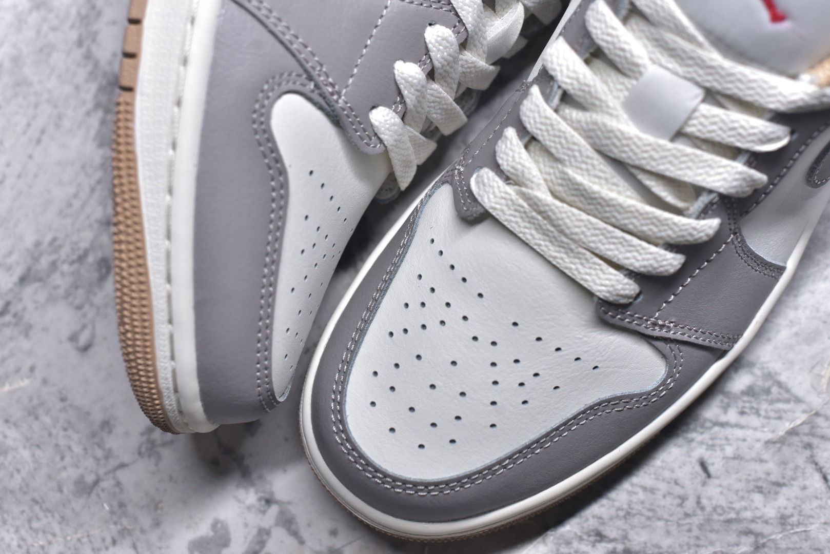 图片[8]-#Air Jordan AJ1 Low 低帮 553558-169 终端优势供应 市面中低帮最具代表性版本没有之一 口碑大厂出品 品控大底版型不断改良更新 全套原纸板楦头开发 确保原汁原味 完美呈现版型 完美零毛边处理 原厂内置全掌气垫 价格定位良心 平台专用代工流水线出品 一眼公司既视感 拿到手的一瞬间就与众不同 碾压市面所有版本 全部原鞋开发 每一个配色都会采购原鞋确认细节 打破市面看图做货无好货之说 尺码：35.5 36 36.5 37.5 38 38.5 39 40 40.5 41 42 42.5 43 44 44.5 45 46-选品中心