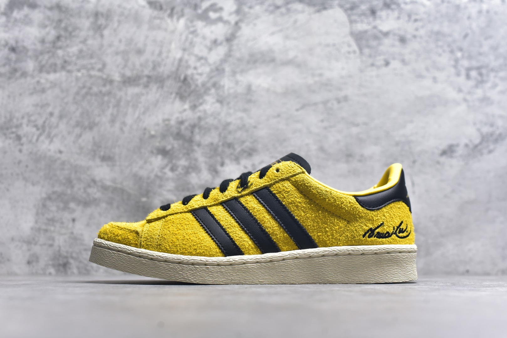 #Bruce Lee x AD 阿迪 联名款低帮休闲板鞋 JR1597 头部一线大厂出品 高端外贸零售专供品质 尺码：36 36.5 37 38 38.5 39 40 40.5 41 42 42.5 43 44 44.5 45-选品中心