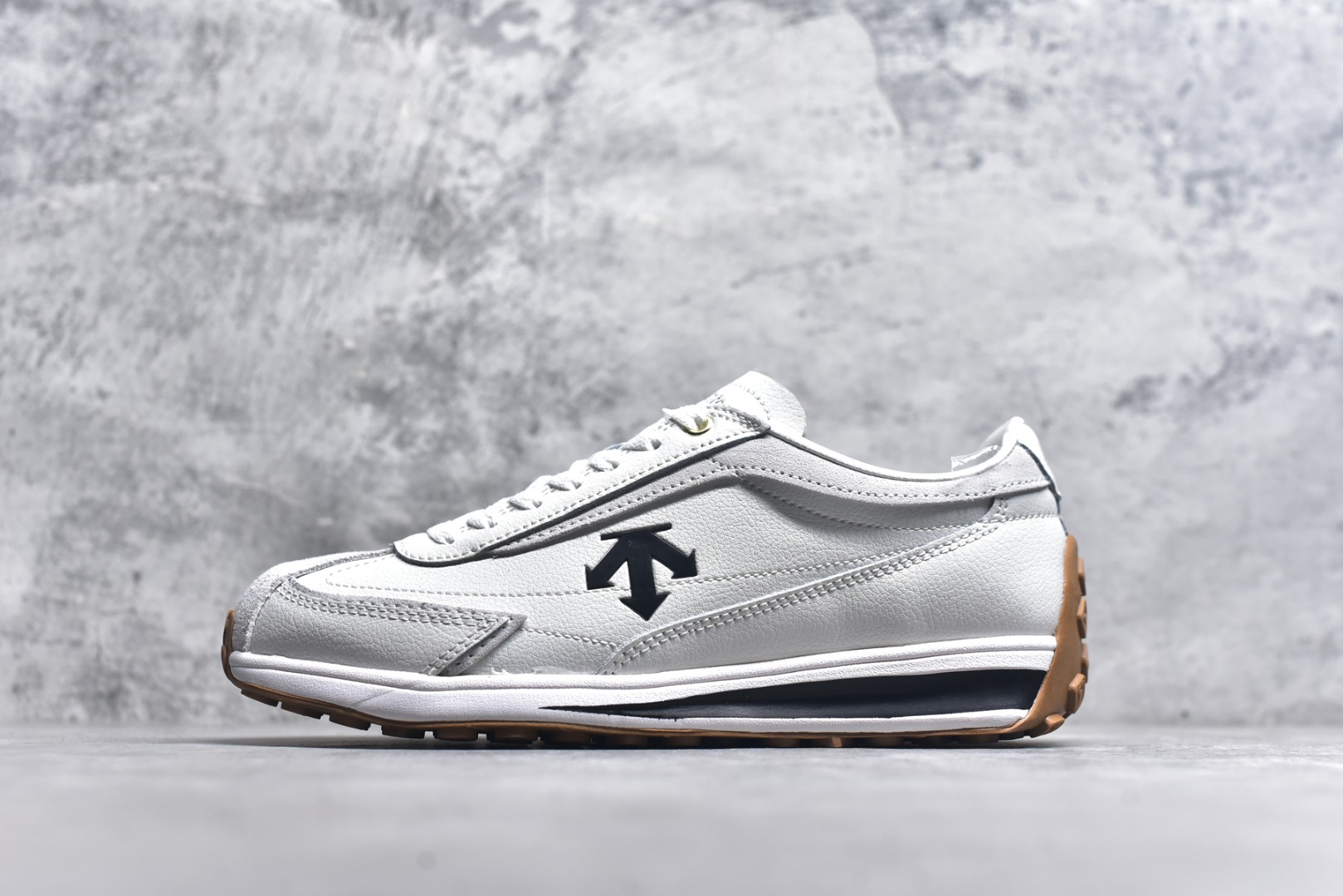 #DESCENTE Sport Style Chron Racer迪桑特舒适百搭防滑耐磨低帮生活休闲鞋 是一款集复古与现代于一体的低帮跑步鞋 简洁的牛皮鞋面不仅彰显出时尚的质感 还适用于多种场合的穿搭 这款鞋子的透气性能极佳 轻质弹性鞋底则提供了良好的舒适度和耐磨性 使你在行走或跑步时都能感受到脚底的柔软与支撑 尺码：36 36.5 37.5 38 38.5 39 40 40.5 41 42 42.5 43 44 44.5 45-选品中心