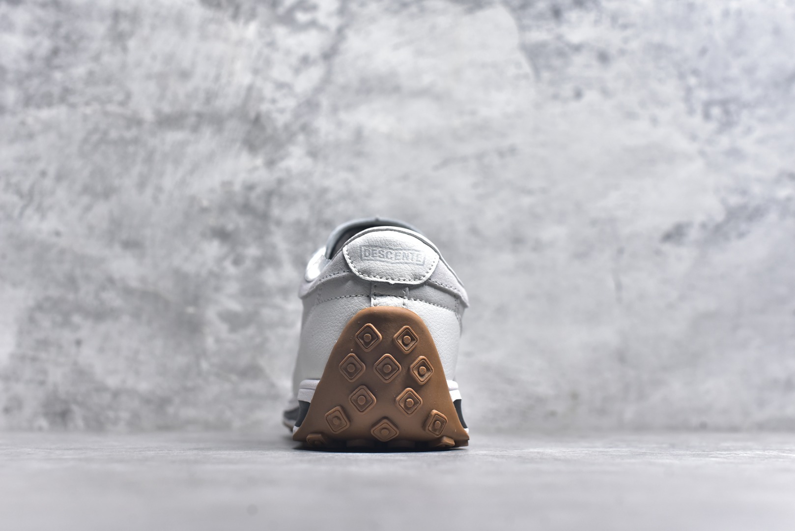 图片[5]-#DESCENTE Sport Style Chron Racer迪桑特舒适百搭防滑耐磨低帮生活休闲鞋 是一款集复古与现代于一体的低帮跑步鞋 简洁的牛皮鞋面不仅彰显出时尚的质感 还适用于多种场合的穿搭 这款鞋子的透气性能极佳 轻质弹性鞋底则提供了良好的舒适度和耐磨性 使你在行走或跑步时都能感受到脚底的柔软与支撑 尺码：36 36.5 37.5 38 38.5 39 40 40.5 41 42 42.5 43 44 44.5 45-选品中心