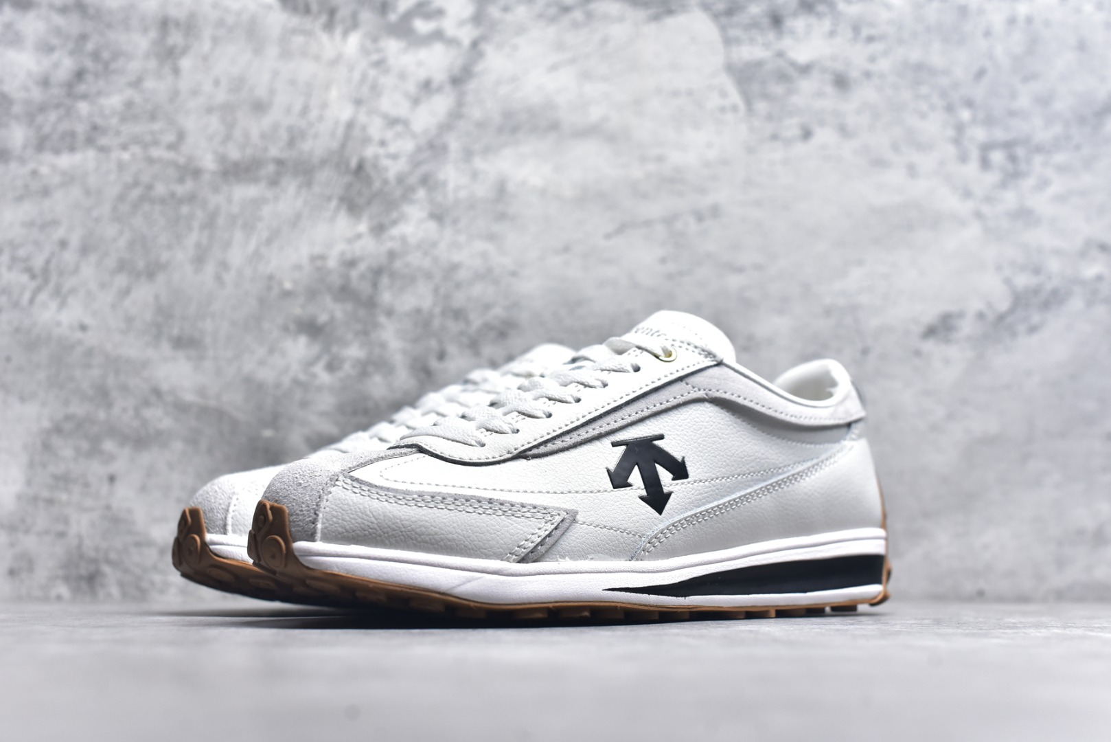 图片[2]-#DESCENTE Sport Style Chron Racer迪桑特舒适百搭防滑耐磨低帮生活休闲鞋 是一款集复古与现代于一体的低帮跑步鞋 简洁的牛皮鞋面不仅彰显出时尚的质感 还适用于多种场合的穿搭 这款鞋子的透气性能极佳 轻质弹性鞋底则提供了良好的舒适度和耐磨性 使你在行走或跑步时都能感受到脚底的柔软与支撑 尺码：36 36.5 37.5 38 38.5 39 40 40.5 41 42 42.5 43 44 44.5 45-选品中心