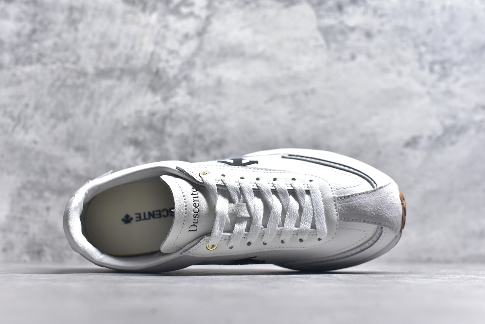 图片[4]-#DESCENTE Sport Style Chron Racer迪桑特舒适百搭防滑耐磨低帮生活休闲鞋 是一款集复古与现代于一体的低帮跑步鞋 简洁的牛皮鞋面不仅彰显出时尚的质感 还适用于多种场合的穿搭 这款鞋子的透气性能极佳 轻质弹性鞋底则提供了良好的舒适度和耐磨性 使你在行走或跑步时都能感受到脚底的柔软与支撑 尺码：36 36.5 37.5 38 38.5 39 40 40.5 41 42 42.5 43 44 44.5 45-选品中心