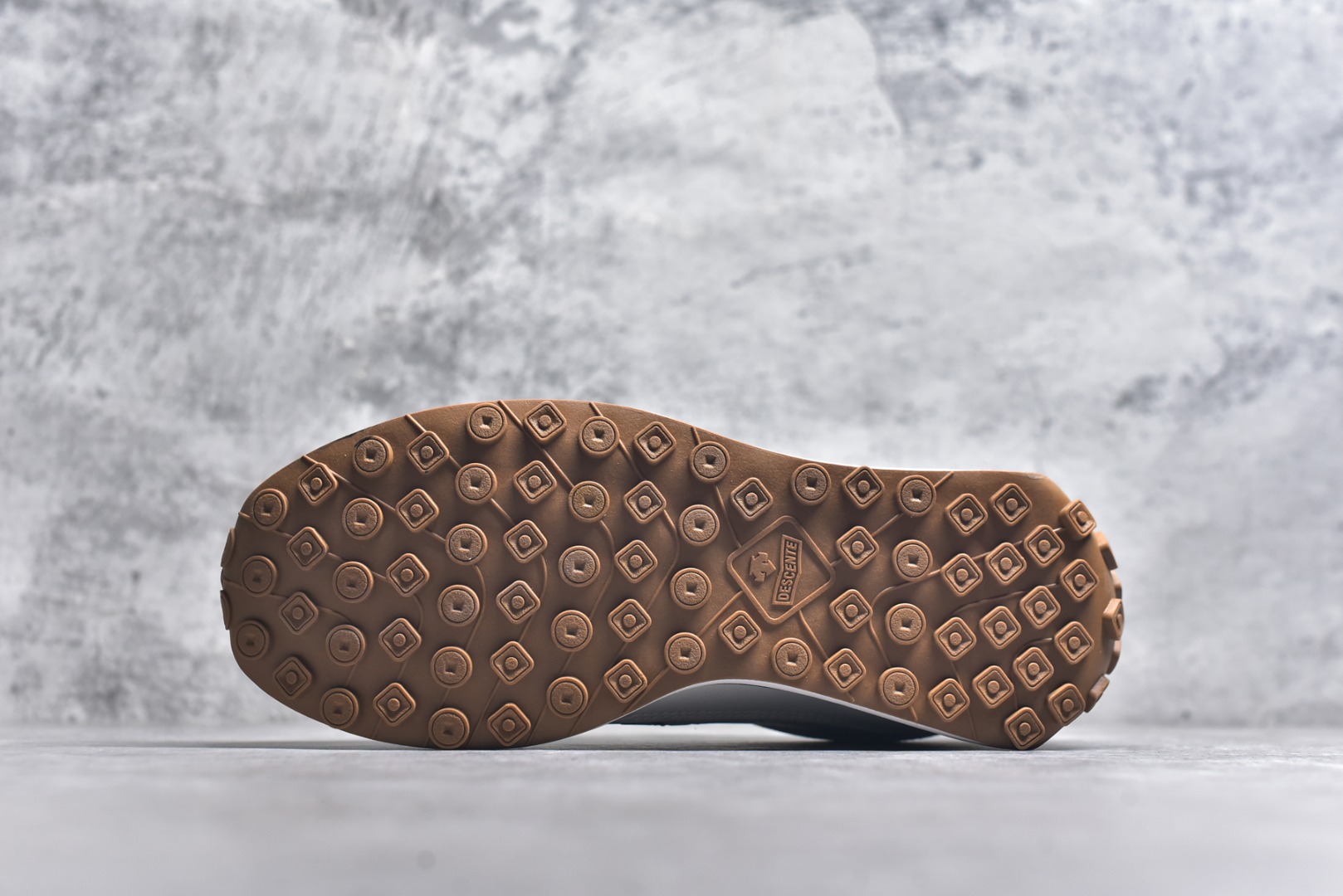 图片[6]-#DESCENTE Sport Style Chron Racer迪桑特舒适百搭防滑耐磨低帮生活休闲鞋 是一款集复古与现代于一体的低帮跑步鞋 简洁的牛皮鞋面不仅彰显出时尚的质感 还适用于多种场合的穿搭 这款鞋子的透气性能极佳 轻质弹性鞋底则提供了良好的舒适度和耐磨性 使你在行走或跑步时都能感受到脚底的柔软与支撑 尺码：36 36.5 37.5 38 38.5 39 40 40.5 41 42 42.5 43 44 44.5 45-选品中心