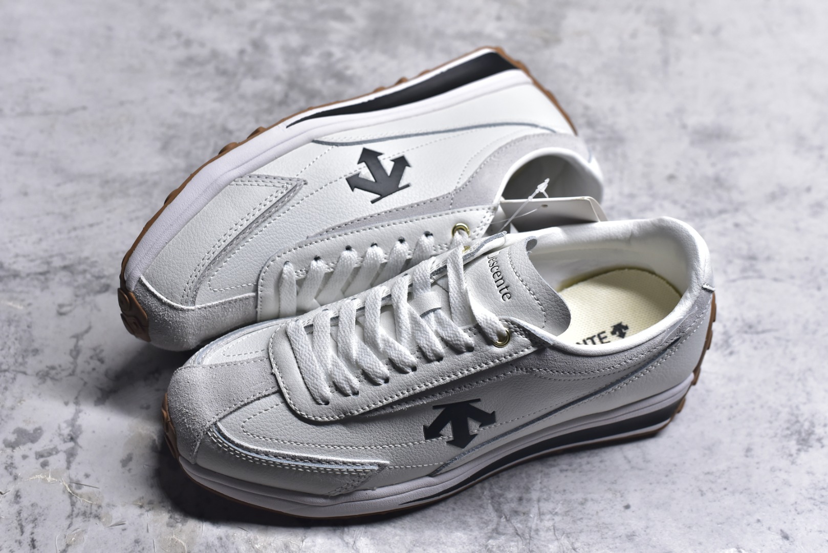 图片[7]-#DESCENTE Sport Style Chron Racer迪桑特舒适百搭防滑耐磨低帮生活休闲鞋 是一款集复古与现代于一体的低帮跑步鞋 简洁的牛皮鞋面不仅彰显出时尚的质感 还适用于多种场合的穿搭 这款鞋子的透气性能极佳 轻质弹性鞋底则提供了良好的舒适度和耐磨性 使你在行走或跑步时都能感受到脚底的柔软与支撑 尺码：36 36.5 37.5 38 38.5 39 40 40.5 41 42 42.5 43 44 44.5 45-选品中心