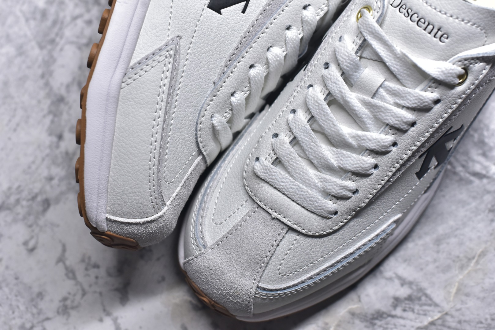 图片[8]-#DESCENTE Sport Style Chron Racer迪桑特舒适百搭防滑耐磨低帮生活休闲鞋 是一款集复古与现代于一体的低帮跑步鞋 简洁的牛皮鞋面不仅彰显出时尚的质感 还适用于多种场合的穿搭 这款鞋子的透气性能极佳 轻质弹性鞋底则提供了良好的舒适度和耐磨性 使你在行走或跑步时都能感受到脚底的柔软与支撑 尺码：36 36.5 37.5 38 38.5 39 40 40.5 41 42 42.5 43 44 44.5 45-选品中心