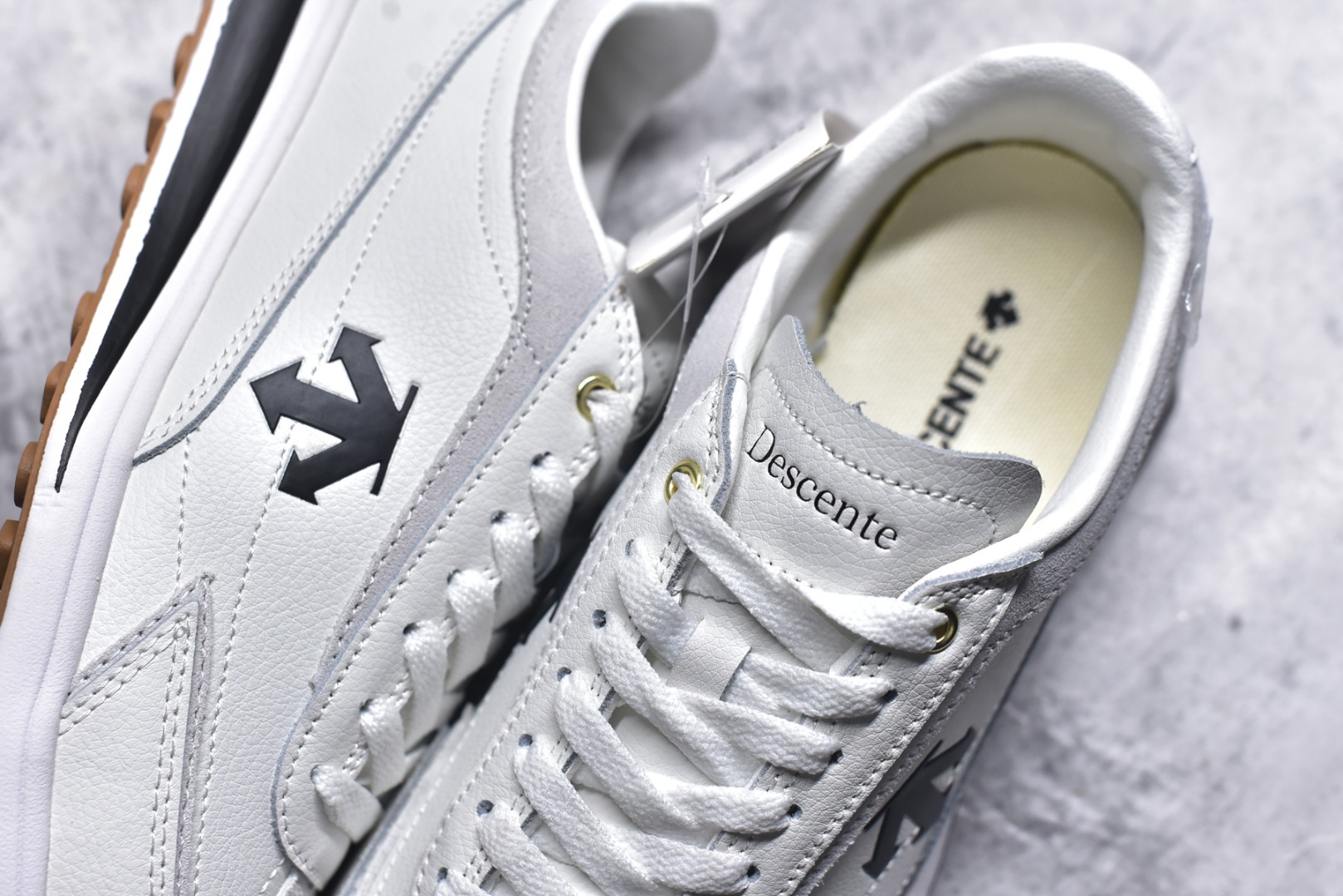 图片[9]-#DESCENTE Sport Style Chron Racer迪桑特舒适百搭防滑耐磨低帮生活休闲鞋 是一款集复古与现代于一体的低帮跑步鞋 简洁的牛皮鞋面不仅彰显出时尚的质感 还适用于多种场合的穿搭 这款鞋子的透气性能极佳 轻质弹性鞋底则提供了良好的舒适度和耐磨性 使你在行走或跑步时都能感受到脚底的柔软与支撑 尺码：36 36.5 37.5 38 38.5 39 40 40.5 41 42 42.5 43 44 44.5 45-选品中心