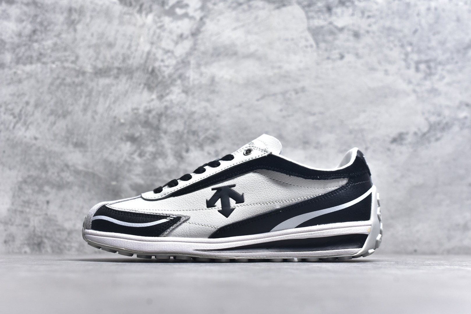 #DESCENTE Sport Style Chron Racer迪桑特舒适百搭防滑耐磨低帮生活休闲鞋 是一款集复古与现代于一体的低帮跑步鞋 简洁的牛皮鞋面不仅彰显出时尚的质感 还适用于多种场合的穿搭 这款鞋子的透气性能极佳 轻质弹性鞋底则提供了良好的舒适度和耐磨性 使你在行走或跑步时都能感受到脚底的柔软与支撑 尺码：36 36.5 37.5 38 38.5 39 40 40.5 41 42 42.5 43 44 44.5 45-选品中心