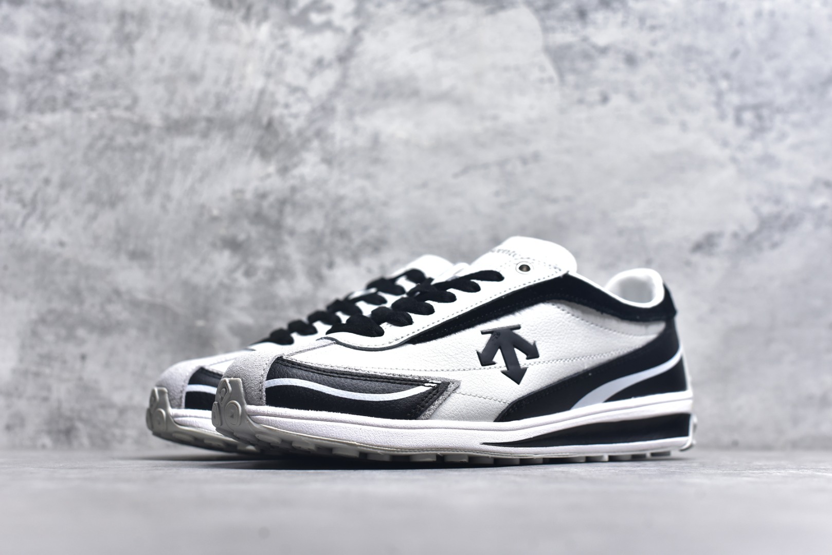 图片[2]-#DESCENTE Sport Style Chron Racer迪桑特舒适百搭防滑耐磨低帮生活休闲鞋 是一款集复古与现代于一体的低帮跑步鞋 简洁的牛皮鞋面不仅彰显出时尚的质感 还适用于多种场合的穿搭 这款鞋子的透气性能极佳 轻质弹性鞋底则提供了良好的舒适度和耐磨性 使你在行走或跑步时都能感受到脚底的柔软与支撑 尺码：36 36.5 37.5 38 38.5 39 40 40.5 41 42 42.5 43 44 44.5 45-选品中心