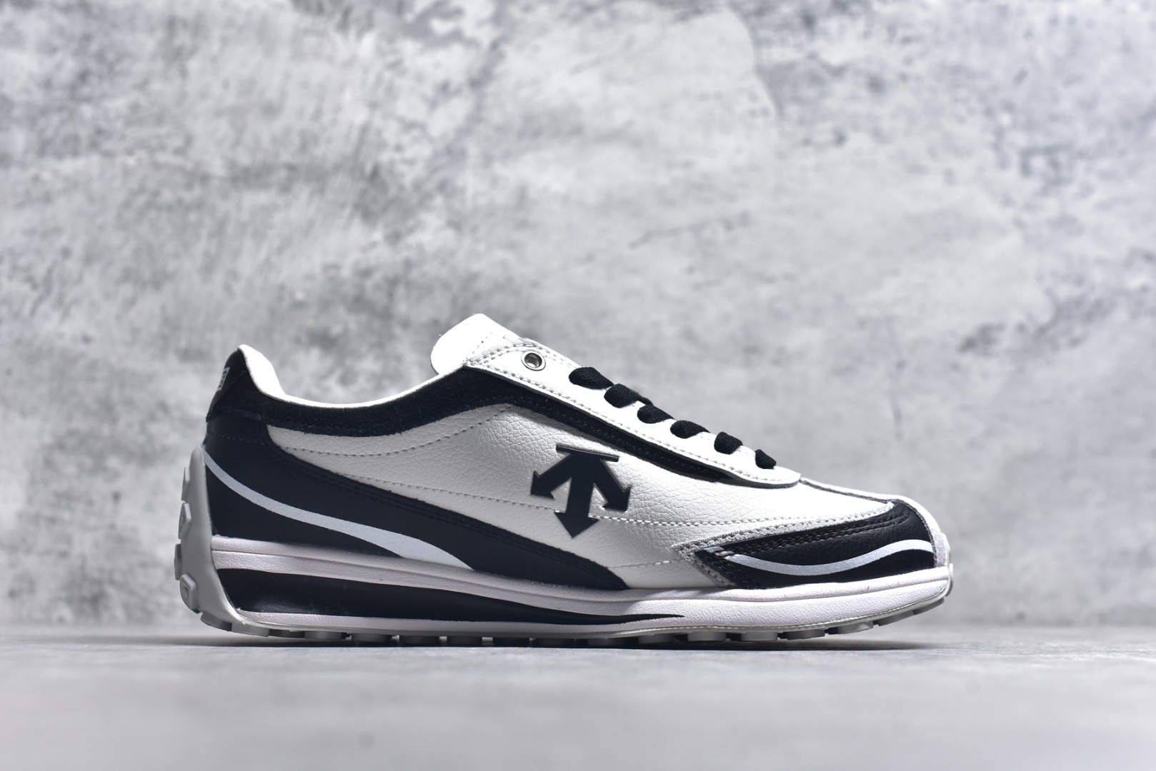 图片[3]-#DESCENTE Sport Style Chron Racer迪桑特舒适百搭防滑耐磨低帮生活休闲鞋 是一款集复古与现代于一体的低帮跑步鞋 简洁的牛皮鞋面不仅彰显出时尚的质感 还适用于多种场合的穿搭 这款鞋子的透气性能极佳 轻质弹性鞋底则提供了良好的舒适度和耐磨性 使你在行走或跑步时都能感受到脚底的柔软与支撑 尺码：36 36.5 37.5 38 38.5 39 40 40.5 41 42 42.5 43 44 44.5 45-选品中心