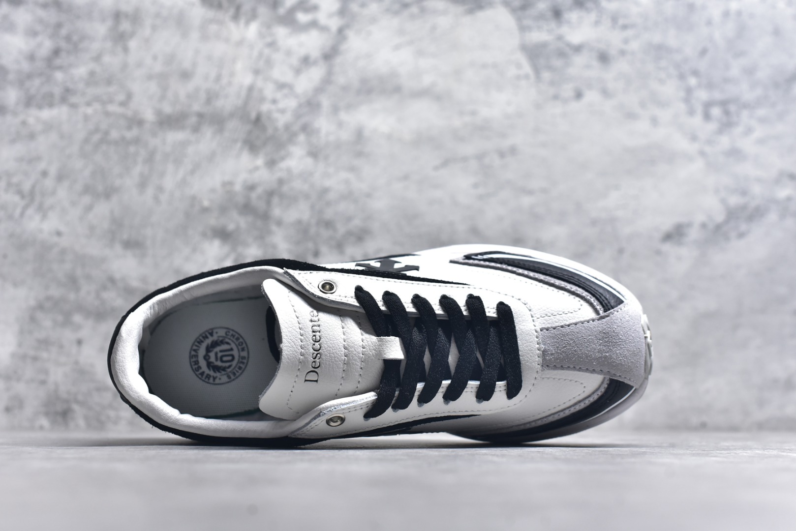 图片[4]-#DESCENTE Sport Style Chron Racer迪桑特舒适百搭防滑耐磨低帮生活休闲鞋 是一款集复古与现代于一体的低帮跑步鞋 简洁的牛皮鞋面不仅彰显出时尚的质感 还适用于多种场合的穿搭 这款鞋子的透气性能极佳 轻质弹性鞋底则提供了良好的舒适度和耐磨性 使你在行走或跑步时都能感受到脚底的柔软与支撑 尺码：36 36.5 37.5 38 38.5 39 40 40.5 41 42 42.5 43 44 44.5 45-选品中心