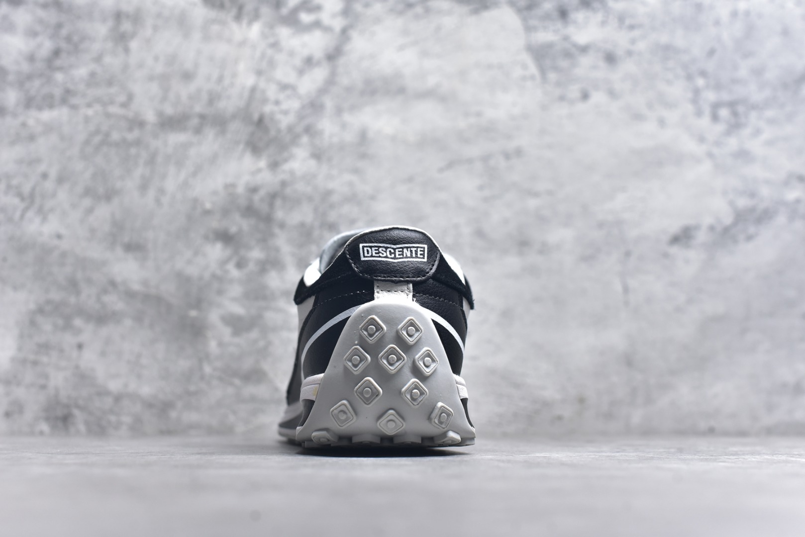 图片[5]-#DESCENTE Sport Style Chron Racer迪桑特舒适百搭防滑耐磨低帮生活休闲鞋 是一款集复古与现代于一体的低帮跑步鞋 简洁的牛皮鞋面不仅彰显出时尚的质感 还适用于多种场合的穿搭 这款鞋子的透气性能极佳 轻质弹性鞋底则提供了良好的舒适度和耐磨性 使你在行走或跑步时都能感受到脚底的柔软与支撑 尺码：36 36.5 37.5 38 38.5 39 40 40.5 41 42 42.5 43 44 44.5 45-选品中心