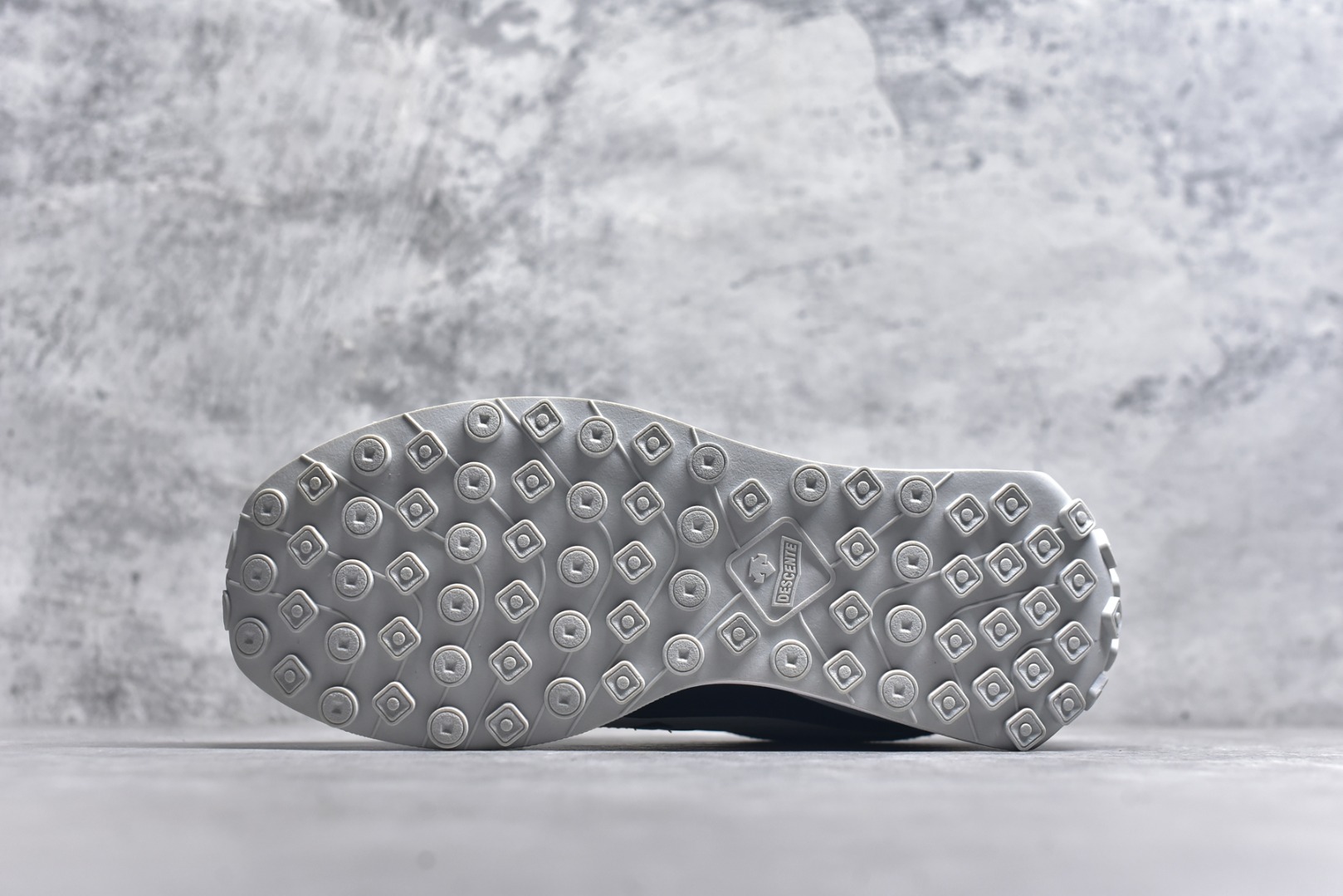 图片[6]-#DESCENTE Sport Style Chron Racer迪桑特舒适百搭防滑耐磨低帮生活休闲鞋 是一款集复古与现代于一体的低帮跑步鞋 简洁的牛皮鞋面不仅彰显出时尚的质感 还适用于多种场合的穿搭 这款鞋子的透气性能极佳 轻质弹性鞋底则提供了良好的舒适度和耐磨性 使你在行走或跑步时都能感受到脚底的柔软与支撑 尺码：36 36.5 37.5 38 38.5 39 40 40.5 41 42 42.5 43 44 44.5 45-选品中心