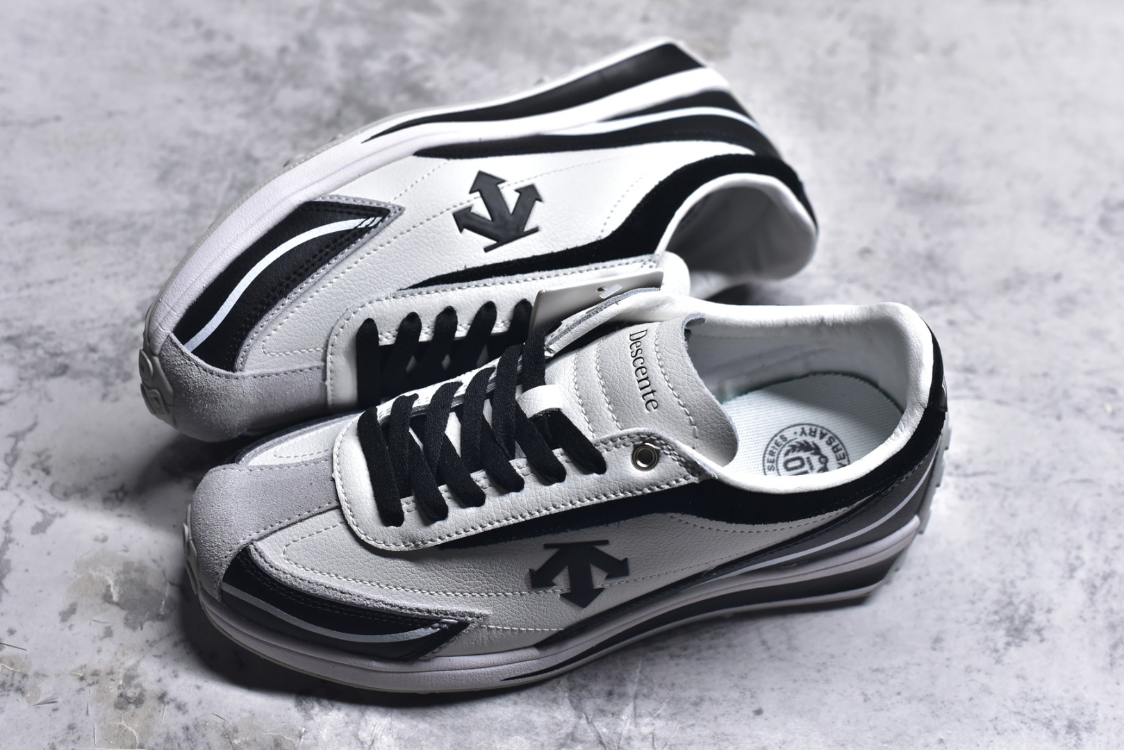 图片[7]-#DESCENTE Sport Style Chron Racer迪桑特舒适百搭防滑耐磨低帮生活休闲鞋 是一款集复古与现代于一体的低帮跑步鞋 简洁的牛皮鞋面不仅彰显出时尚的质感 还适用于多种场合的穿搭 这款鞋子的透气性能极佳 轻质弹性鞋底则提供了良好的舒适度和耐磨性 使你在行走或跑步时都能感受到脚底的柔软与支撑 尺码：36 36.5 37.5 38 38.5 39 40 40.5 41 42 42.5 43 44 44.5 45-选品中心