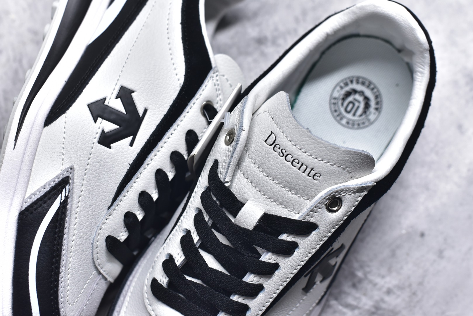 图片[9]-#DESCENTE Sport Style Chron Racer迪桑特舒适百搭防滑耐磨低帮生活休闲鞋 是一款集复古与现代于一体的低帮跑步鞋 简洁的牛皮鞋面不仅彰显出时尚的质感 还适用于多种场合的穿搭 这款鞋子的透气性能极佳 轻质弹性鞋底则提供了良好的舒适度和耐磨性 使你在行走或跑步时都能感受到脚底的柔软与支撑 尺码：36 36.5 37.5 38 38.5 39 40 40.5 41 42 42.5 43 44 44.5 45-选品中心