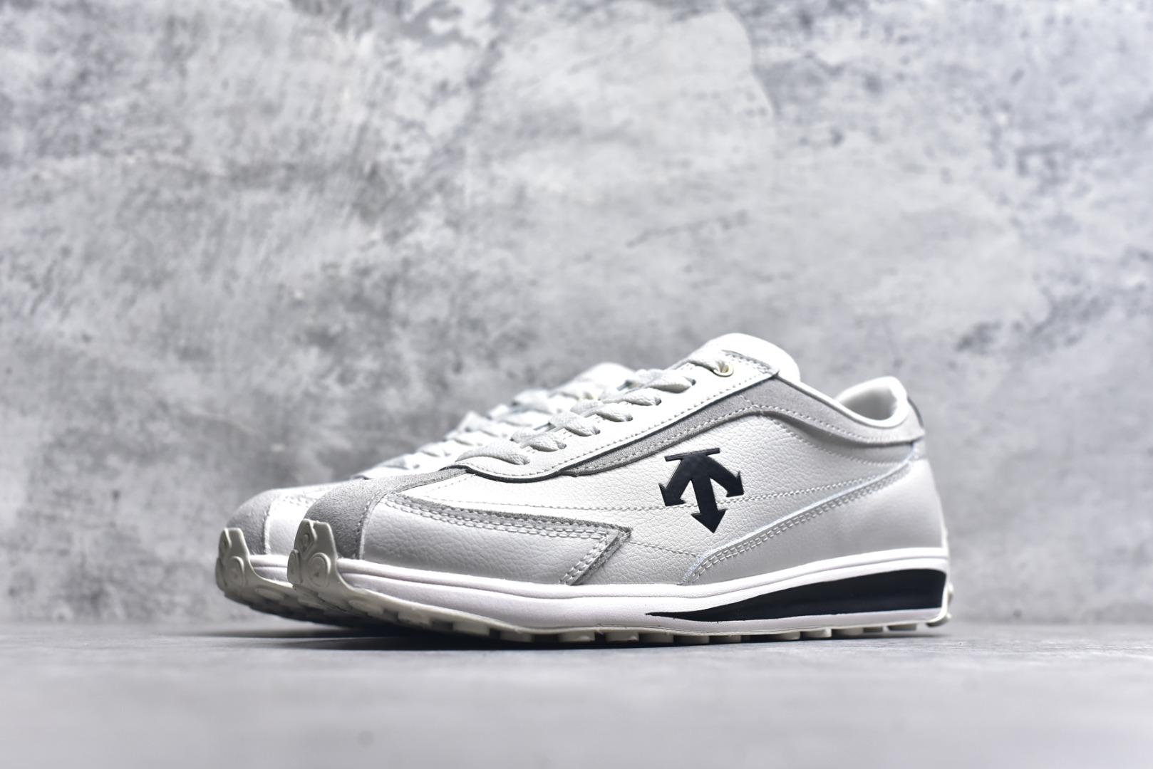 图片[2]-#DESCENTE Sport Style Chron Racer迪桑特舒适百搭防滑耐磨低帮生活休闲鞋 是一款集复古与现代于一体的低帮跑步鞋 简洁的牛皮鞋面不仅彰显出时尚的质感 还适用于多种场合的穿搭 这款鞋子的透气性能极佳 轻质弹性鞋底则提供了良好的舒适度和耐磨性 使你在行走或跑步时都能感受到脚底的柔软与支撑 尺码：36 36.5 37.5 38 38.5 39 40 40.5 41 42 42.5 43 44 44.5 45-选品中心