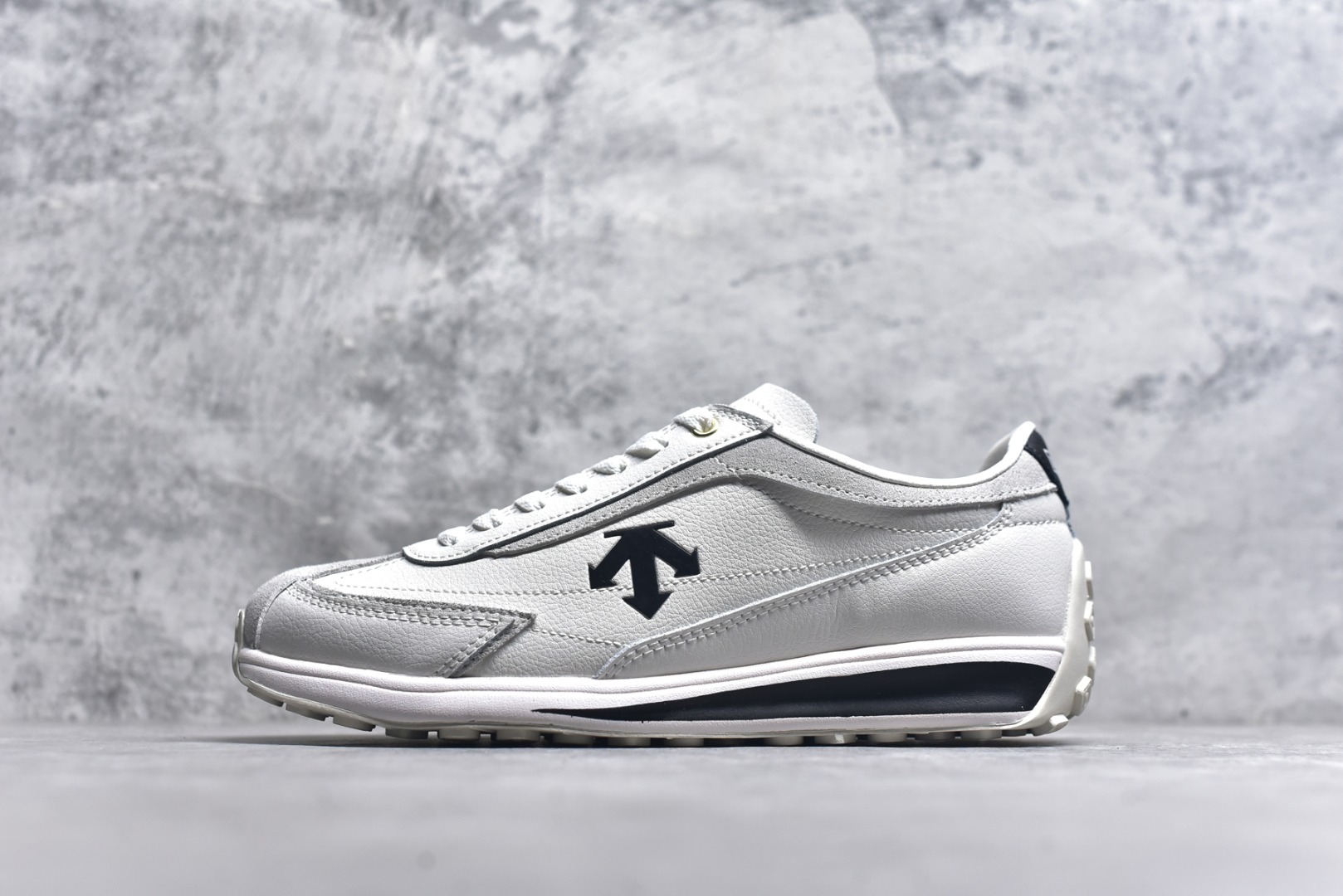 #DESCENTE Sport Style Chron Racer迪桑特舒适百搭防滑耐磨低帮生活休闲鞋 是一款集复古与现代于一体的低帮跑步鞋 简洁的牛皮鞋面不仅彰显出时尚的质感 还适用于多种场合的穿搭 这款鞋子的透气性能极佳 轻质弹性鞋底则提供了良好的舒适度和耐磨性 使你在行走或跑步时都能感受到脚底的柔软与支撑 尺码：36 36.5 37.5 38 38.5 39 40 40.5 41 42 42.5 43 44 44.5 45-选品中心